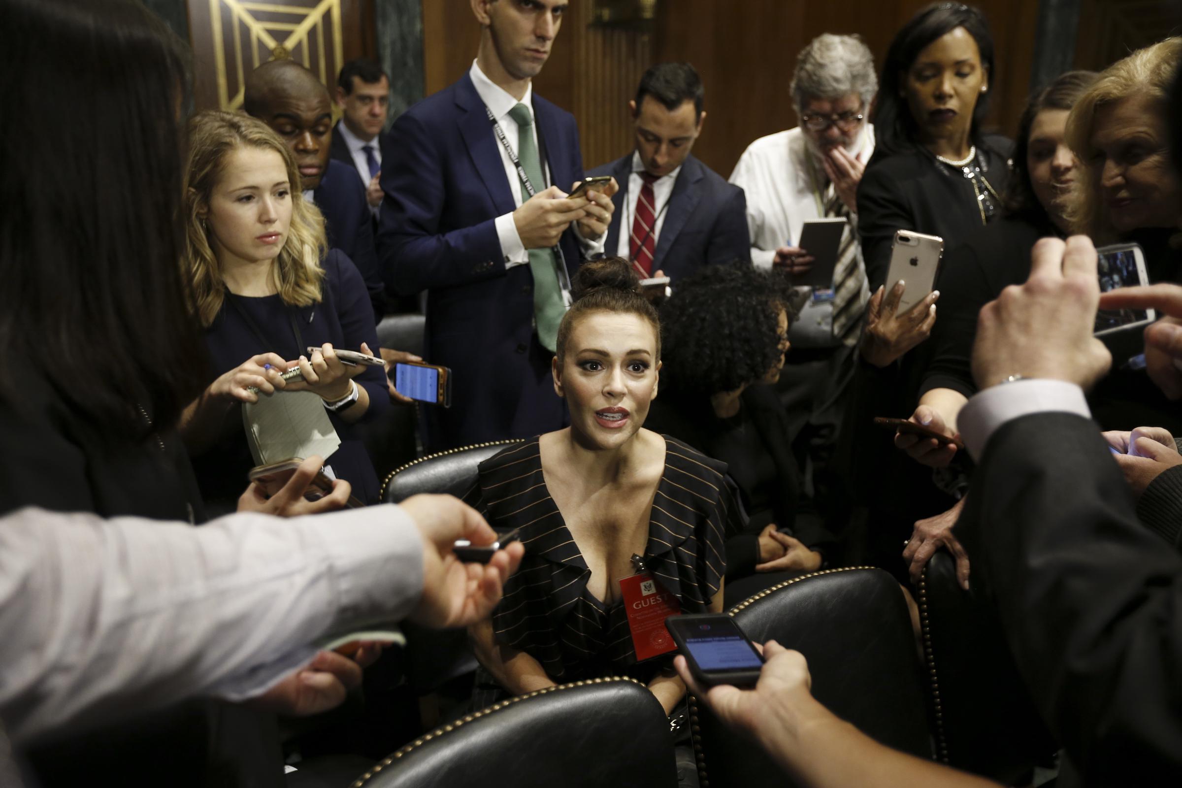Alyssa Milano spricht vor Beginn einer Anhörung des Justizausschusses des Senats in Washington, D.C., USA, am 27. September 2018 zu Medienvertretern. | Quelle: Getty Images