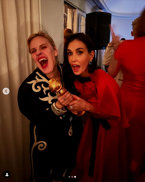 Tallulah Willis und Demi Moore posieren mit der Trophäe der Schauspielerin nach ihrem Sieg bei den Golden Globe Awards 2025, aus einem Post vom 5. Januar 2025 | Quelle: Instagram/buuski