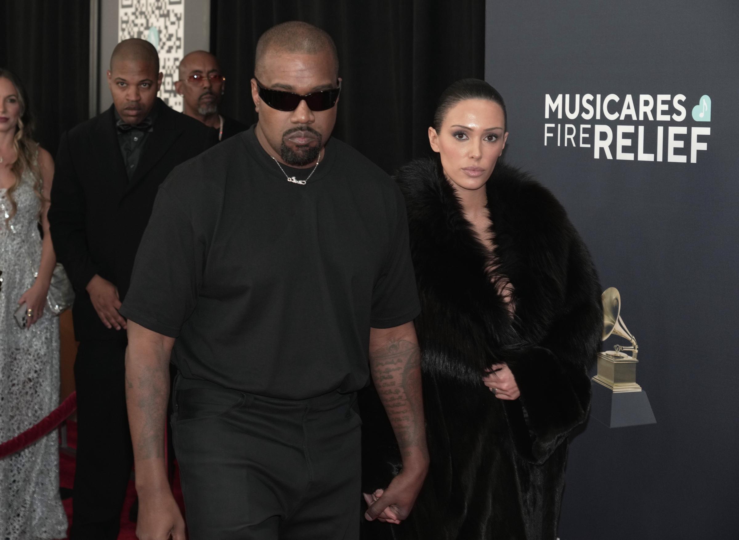 Kanye West und Bianca Censori kommen am 2. Februar 2025 zu den 67th Annual Grammy Awards in Los Angeles, Kalifornien. | Quelle: Getty Images