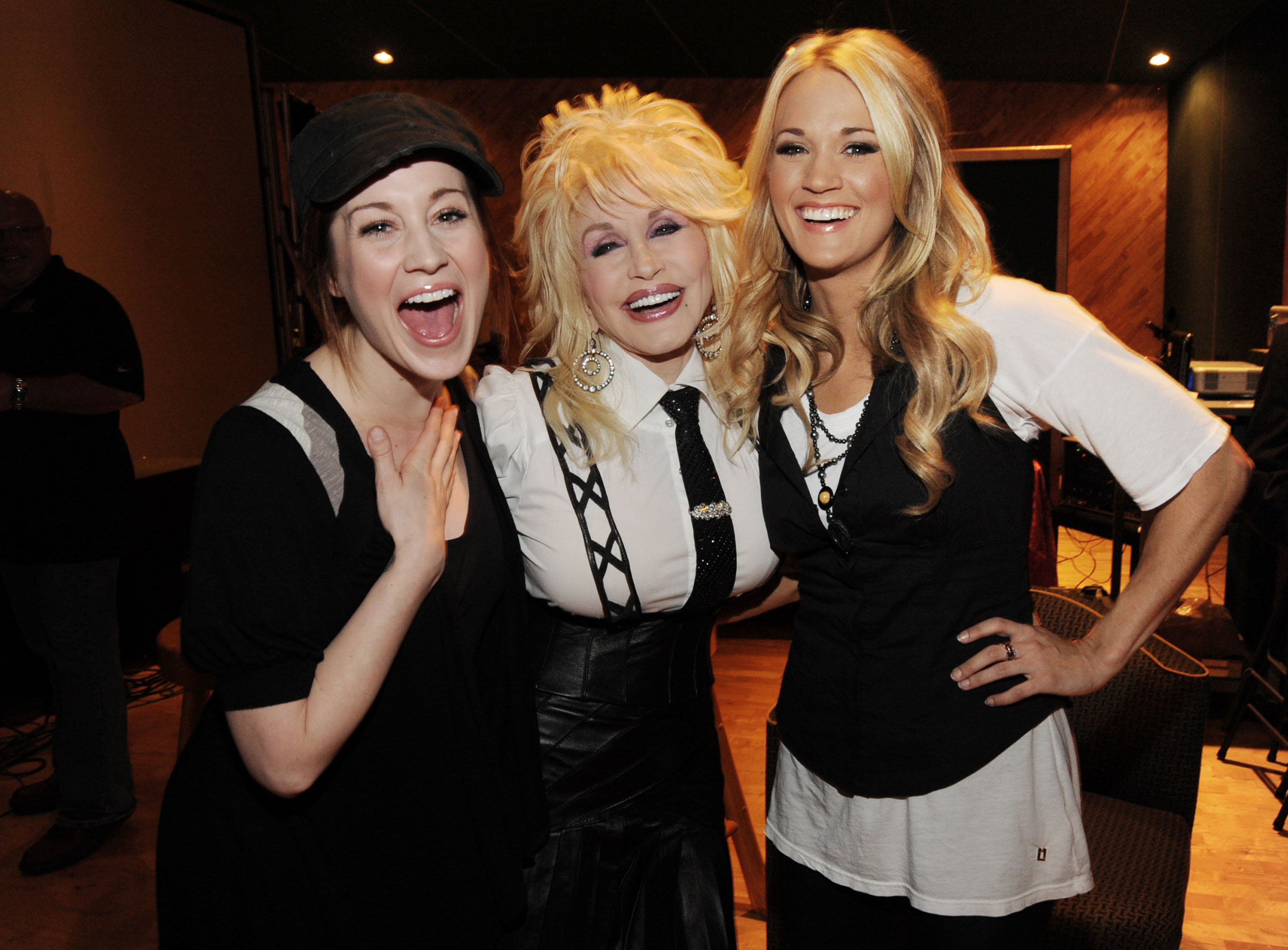 Carrie und Dolly traten gemeinsam mit ihrer „American Idol“-Kollegin Kellie Pickler im November 2009 bei einer Feier in Nashville zur Veröffentlichung von Partons Konzert-DVD „Live From London“ auf. | Quelle: Getty Images