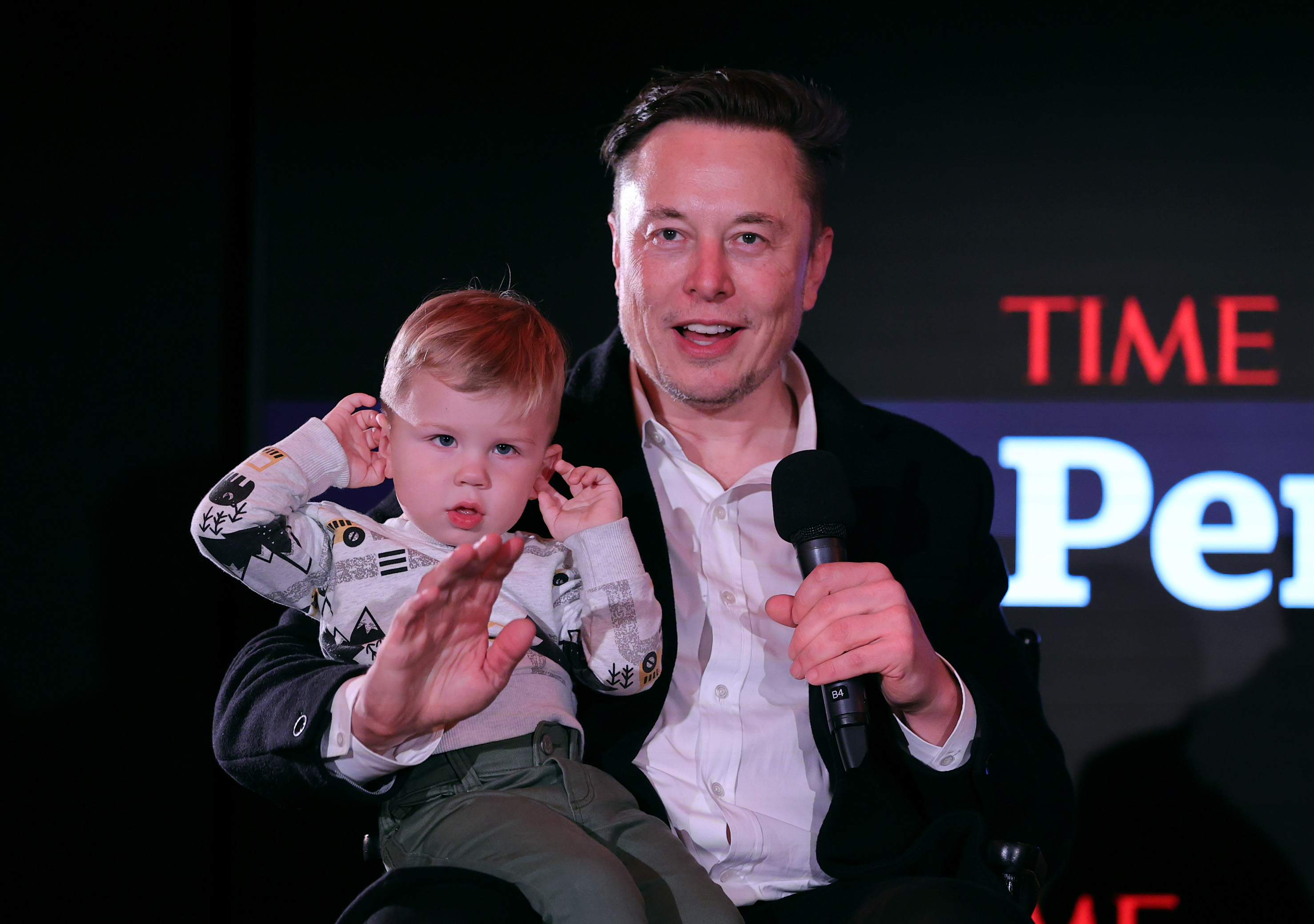 X und Elon Musk auf der Bühne bei der TIME Person of the Year Veranstaltung in New York City am 13. Dezember 2021. | Quelle: Getty Images