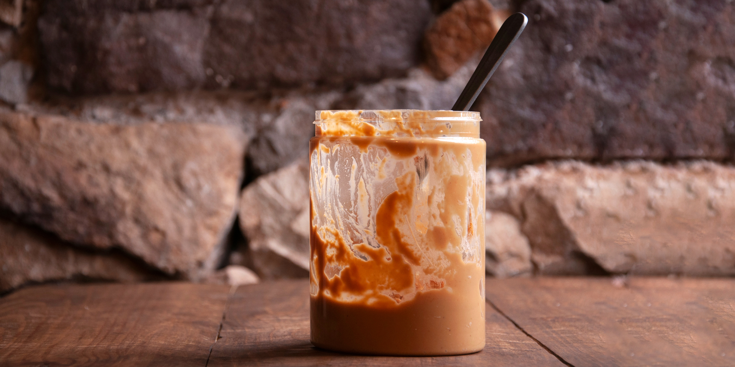 Ein halbleeres Glas mit Erdnussbutter | Quelle: Shutterstock