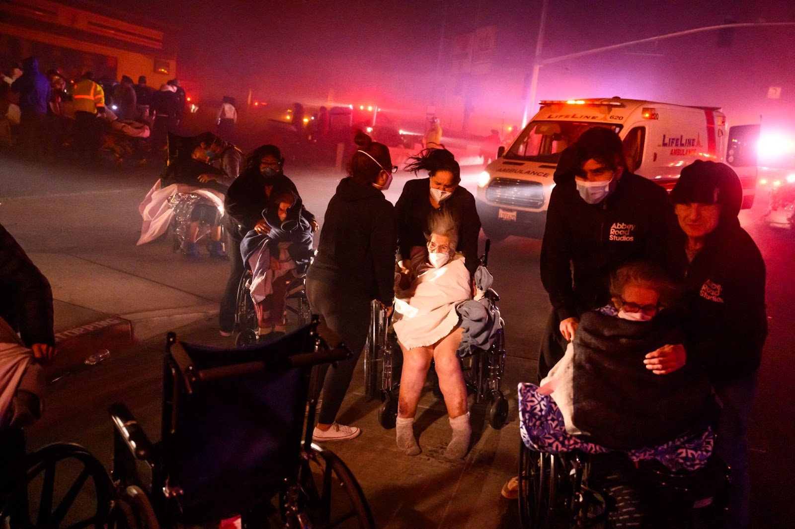 Ältere Patienten werden während des Eaton-Brandes in Pasadena, Kalifornien, am 7. Januar 2025 in Rettungsfahrzeuge evakuiert, während sich Glut und Flammen nähern. | Quelle: Getty Images