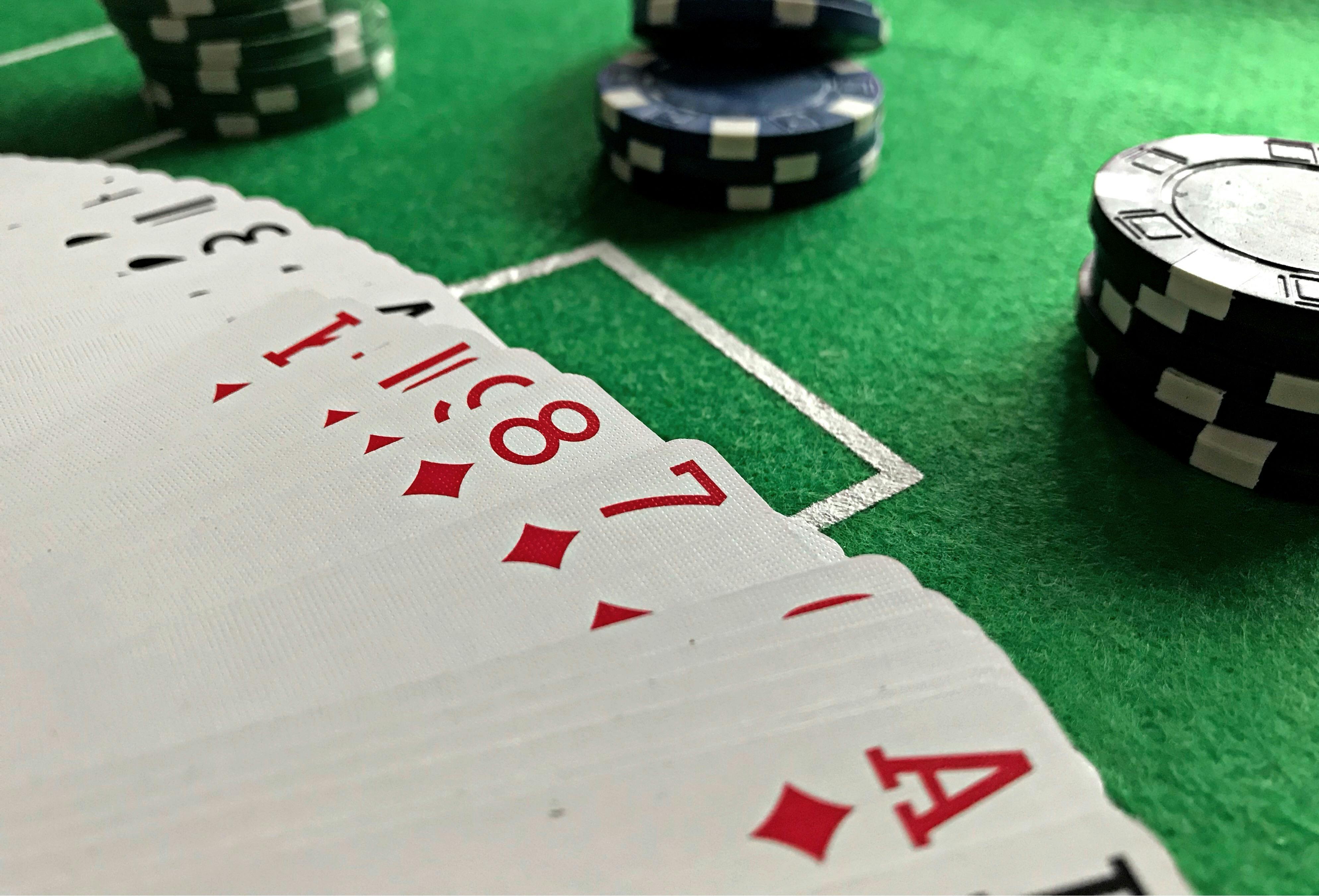 Ein Spielkartensatz mit Pokerchips | Quelle: Pexels