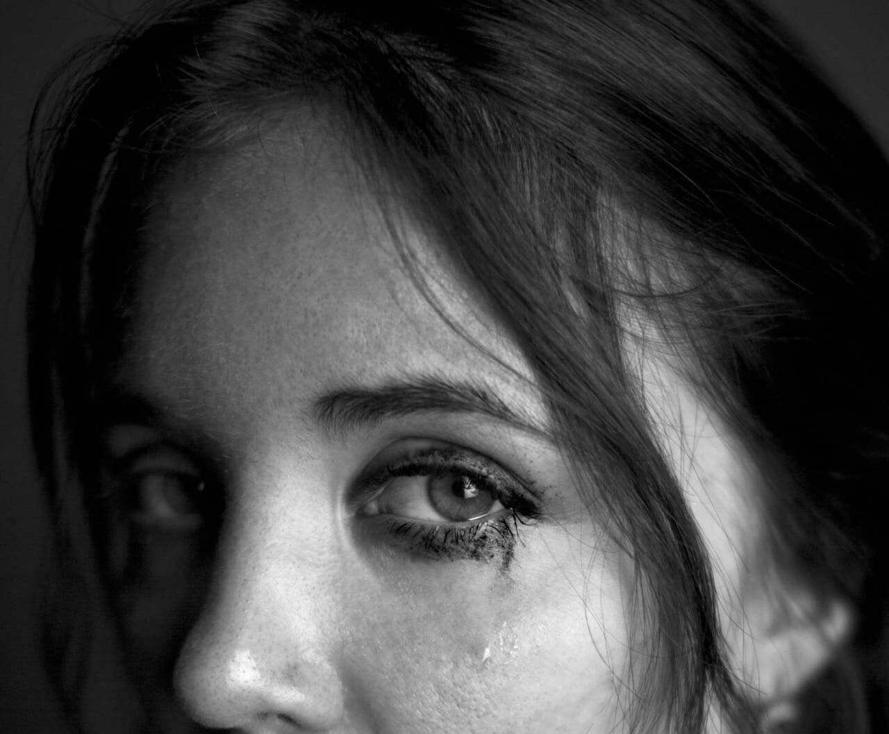 Graustufenaufnahme einer traurigen Frau mit Tränen in den Augen | Quelle: Pexels