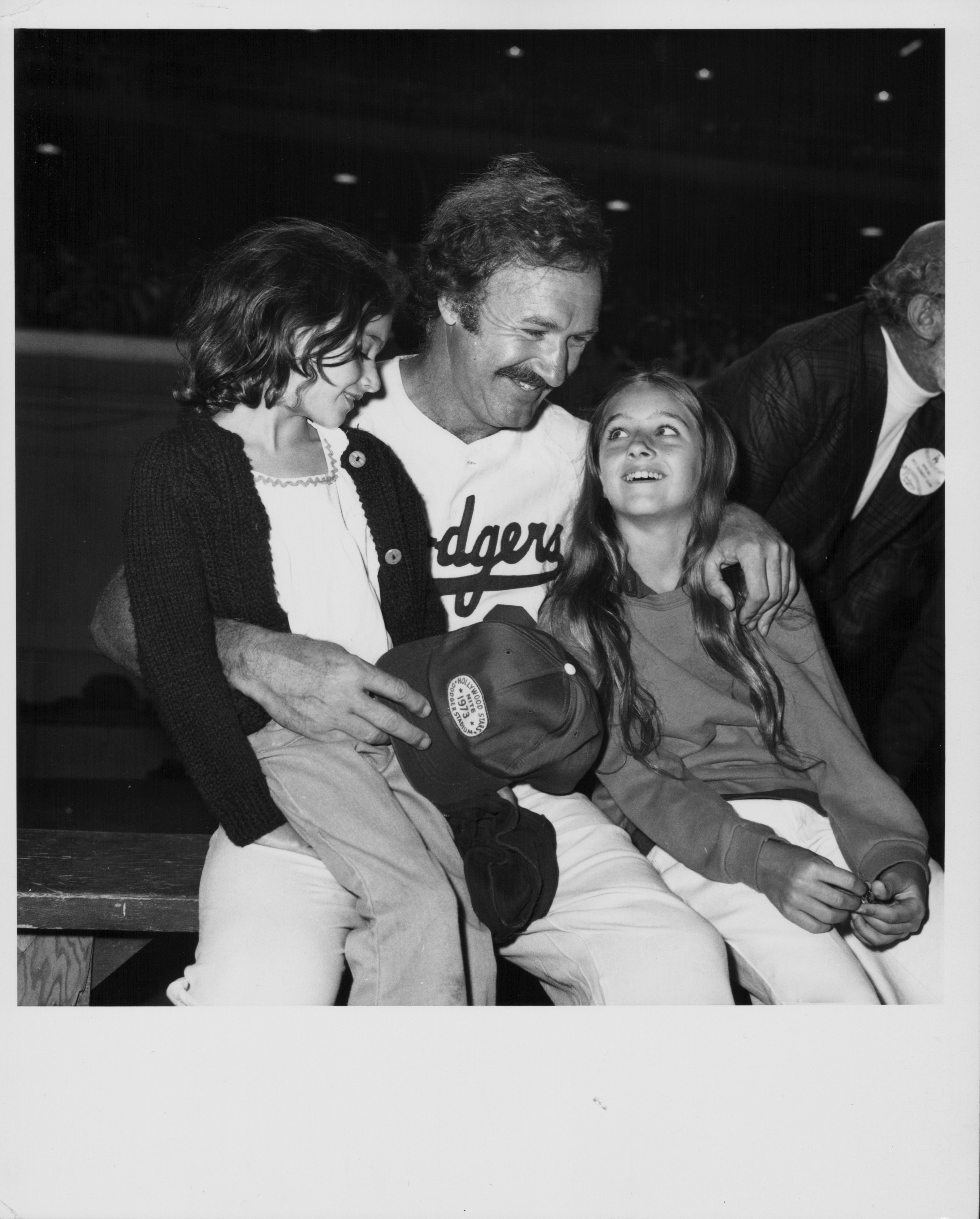 Schauspieler Gene Hackman und seine Töchter bei einem Baseballspiel in Hollywood, Kalifornien, ca. 1975-1985 | Quelle: Getty Images