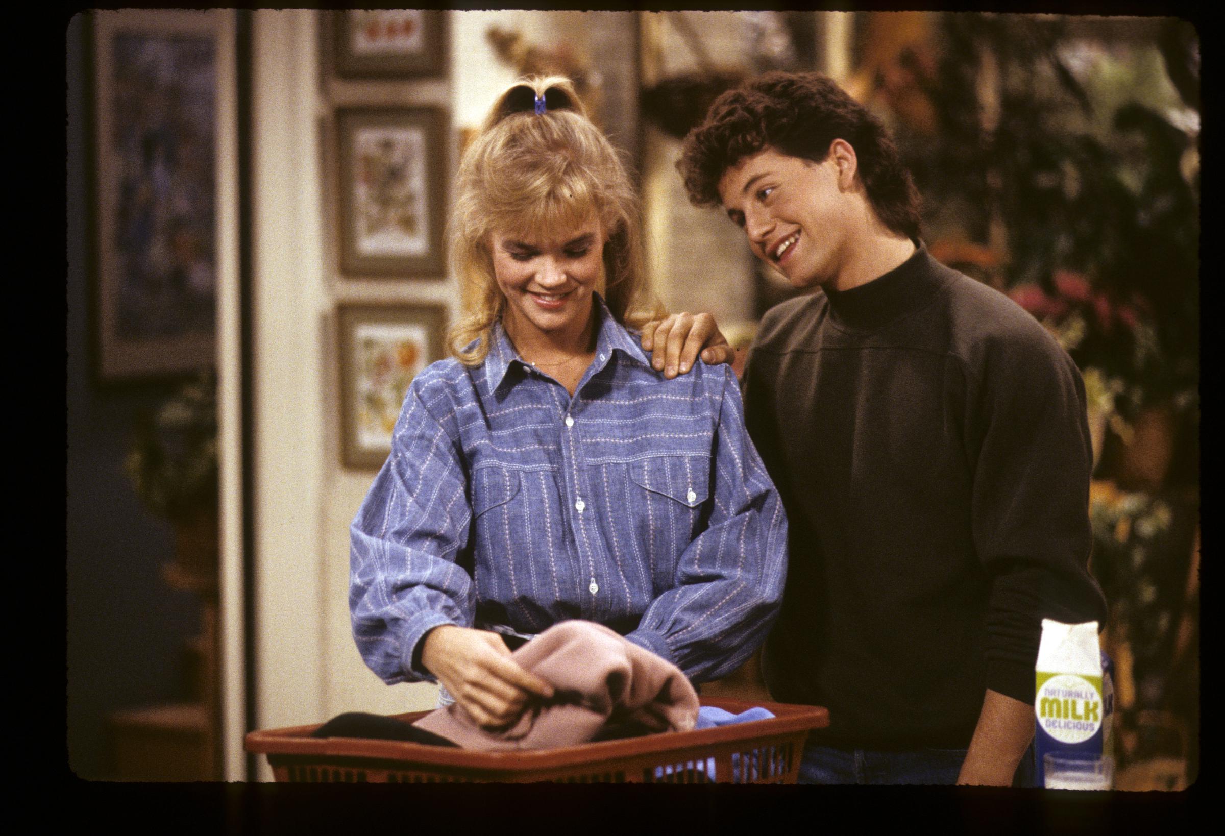 Julie McCullough und Kirk Cameron bei "Growing Pains" im Jahr 1989 | Quelle: Getty Images