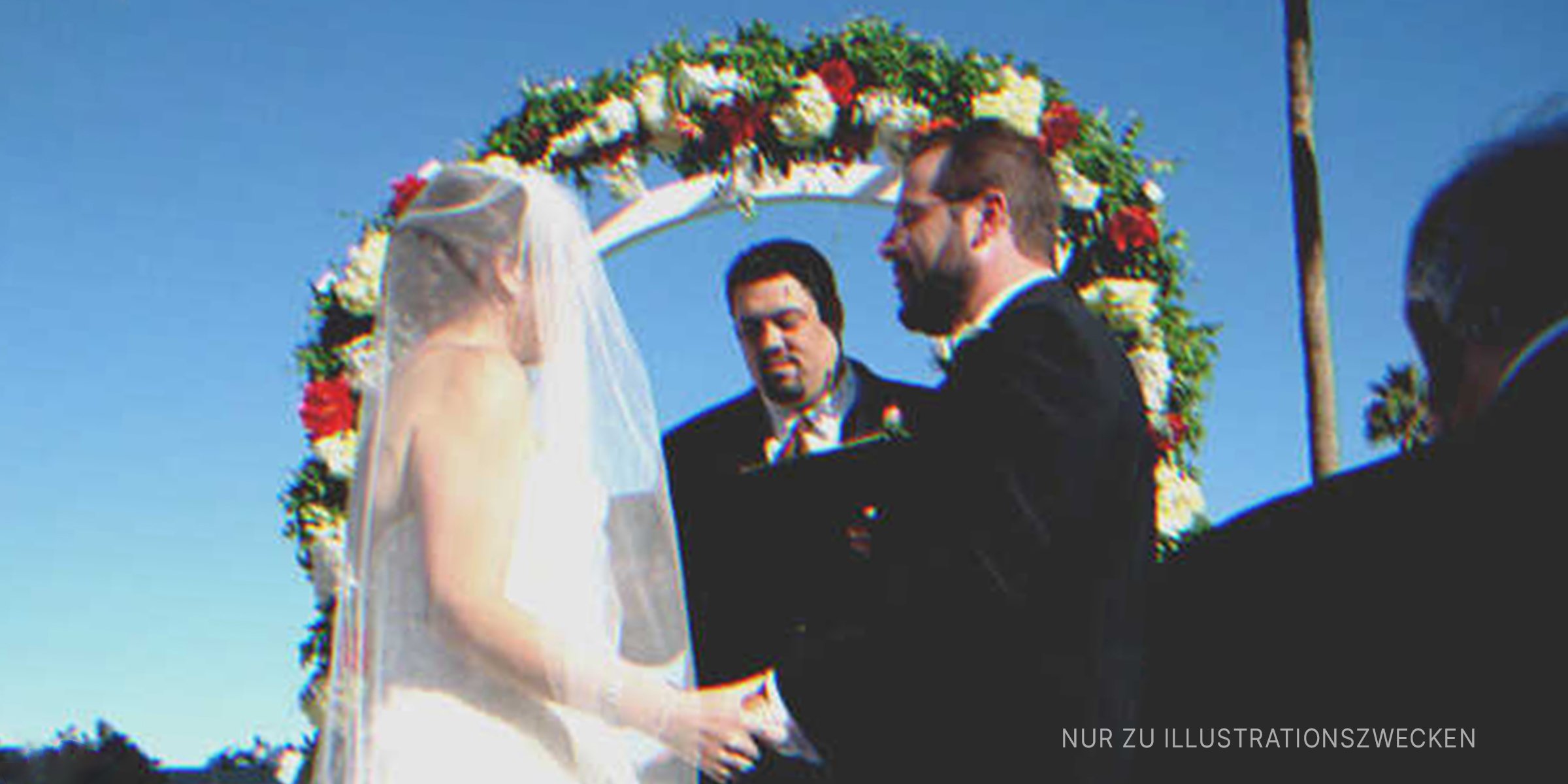 Mann und Frau geben sich das Ja-Wort. | Quelle: Flickr / CJ Sorg (CC BY-SA 2.0)