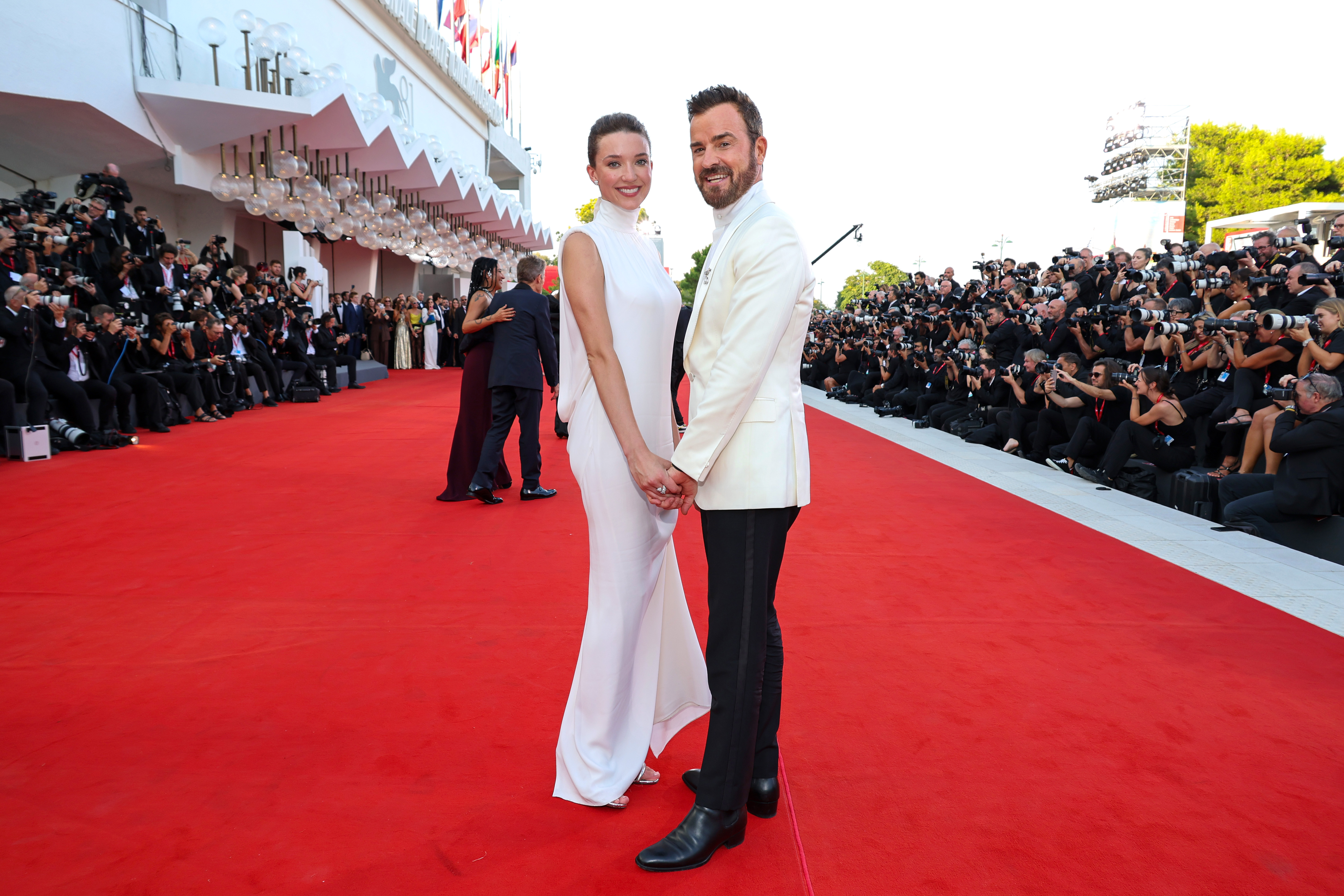 Nicole Brydon Bloom und Justin Theroux halten auf dem roten Teppich bei der Premiere von "Beetlejuice Beetlejuice" während der 81. Internationalen Filmfestspiele von Venedig in Venedig, Italien am 28. August 2024 | Quelle: Getty Images