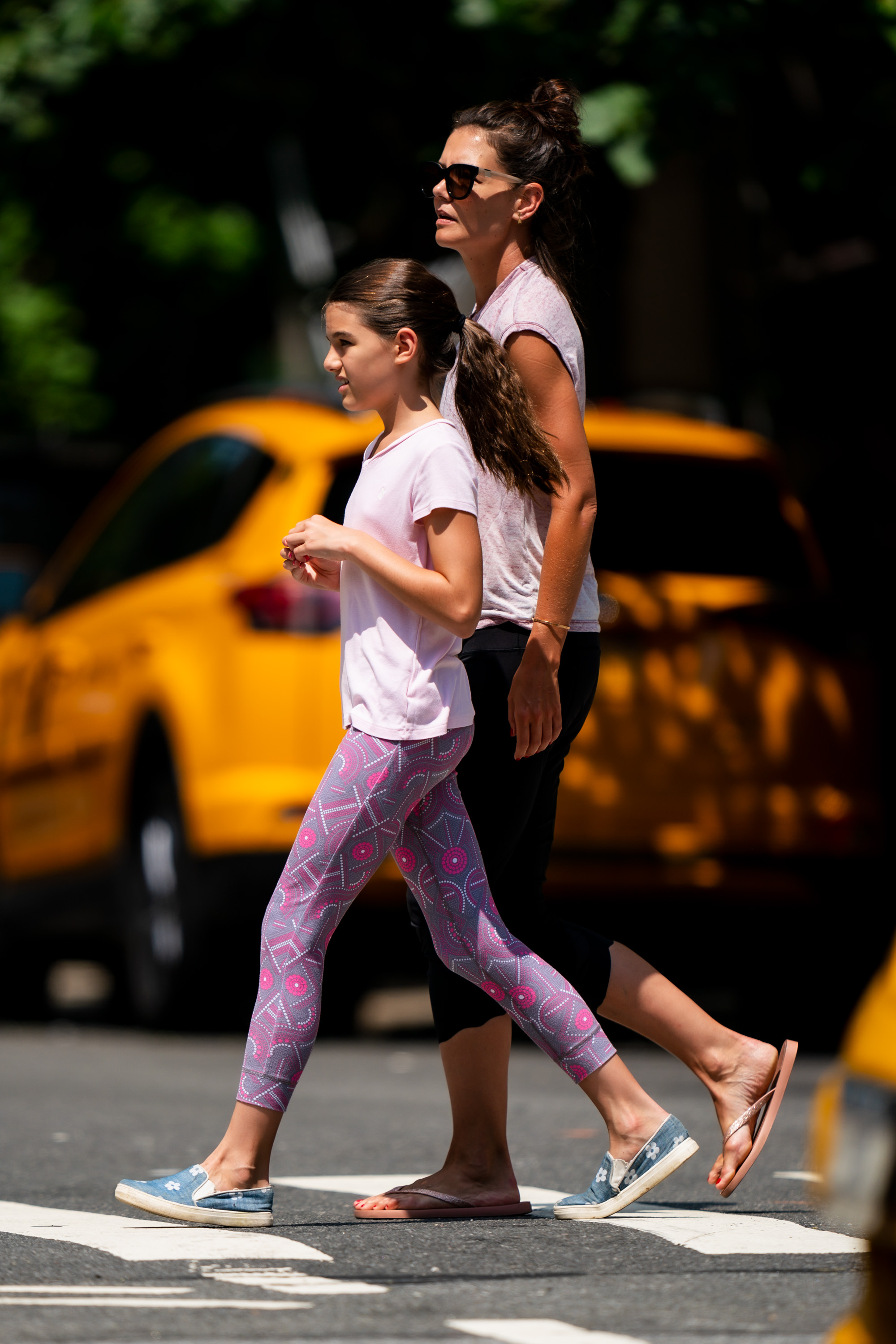 Katie Holmes und Suri Cruise werden am 22. Juli 2019 in der Upper West Side in New York City gesichtet. | Quelle: Getty Images