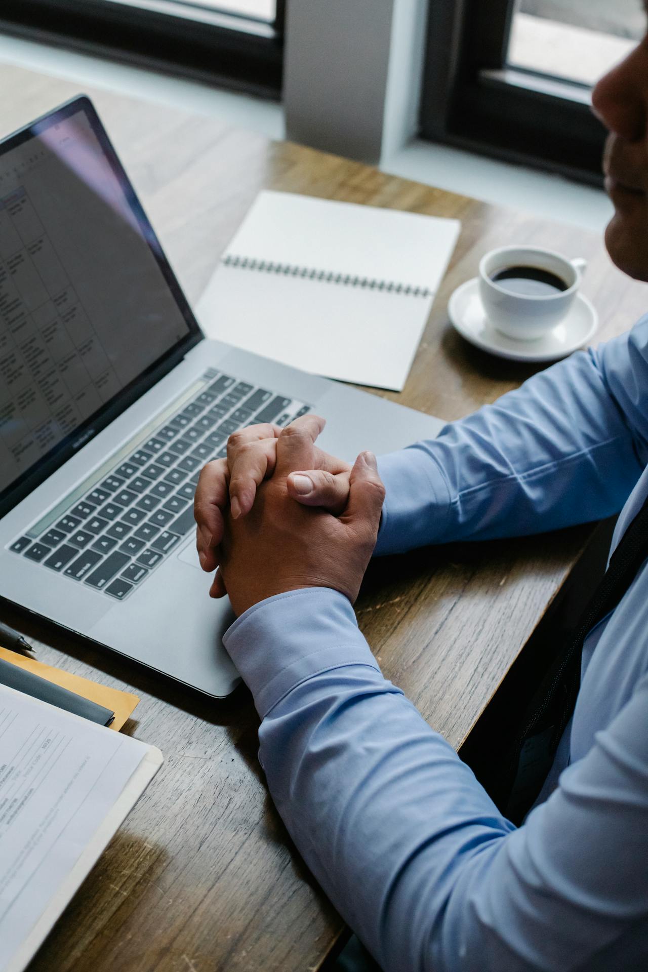 Ein Mann in seinem Büro | Quelle: Pexels