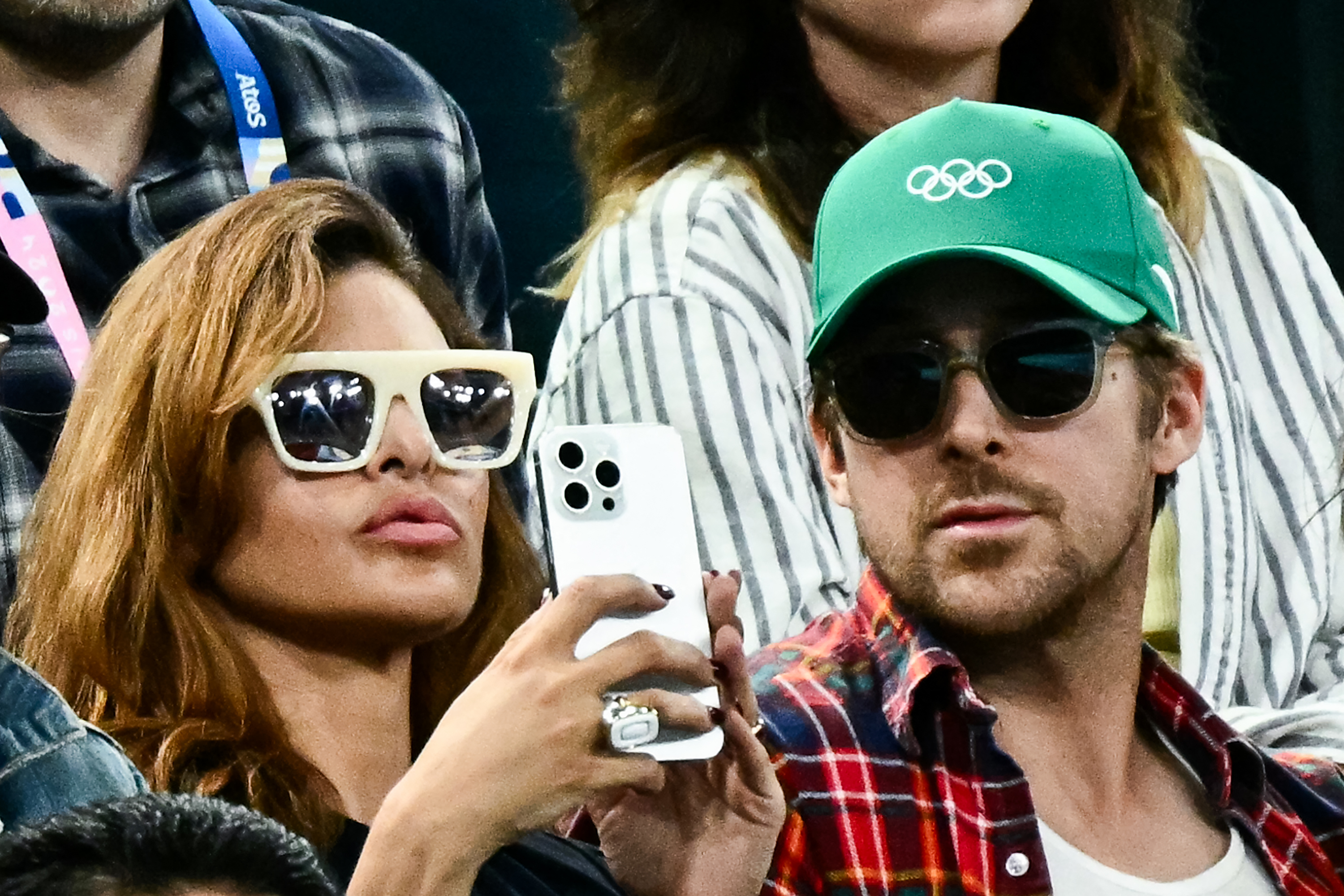 Eva Mendes hält ihr Handy neben Ryan Gosling, während sie das Finale am Stufenbarren der Frauen in der Bercy Arena während der Olympischen Spiele 2024 in Paris am 4. August 2024 verfolgt | Quelle: Getty Images