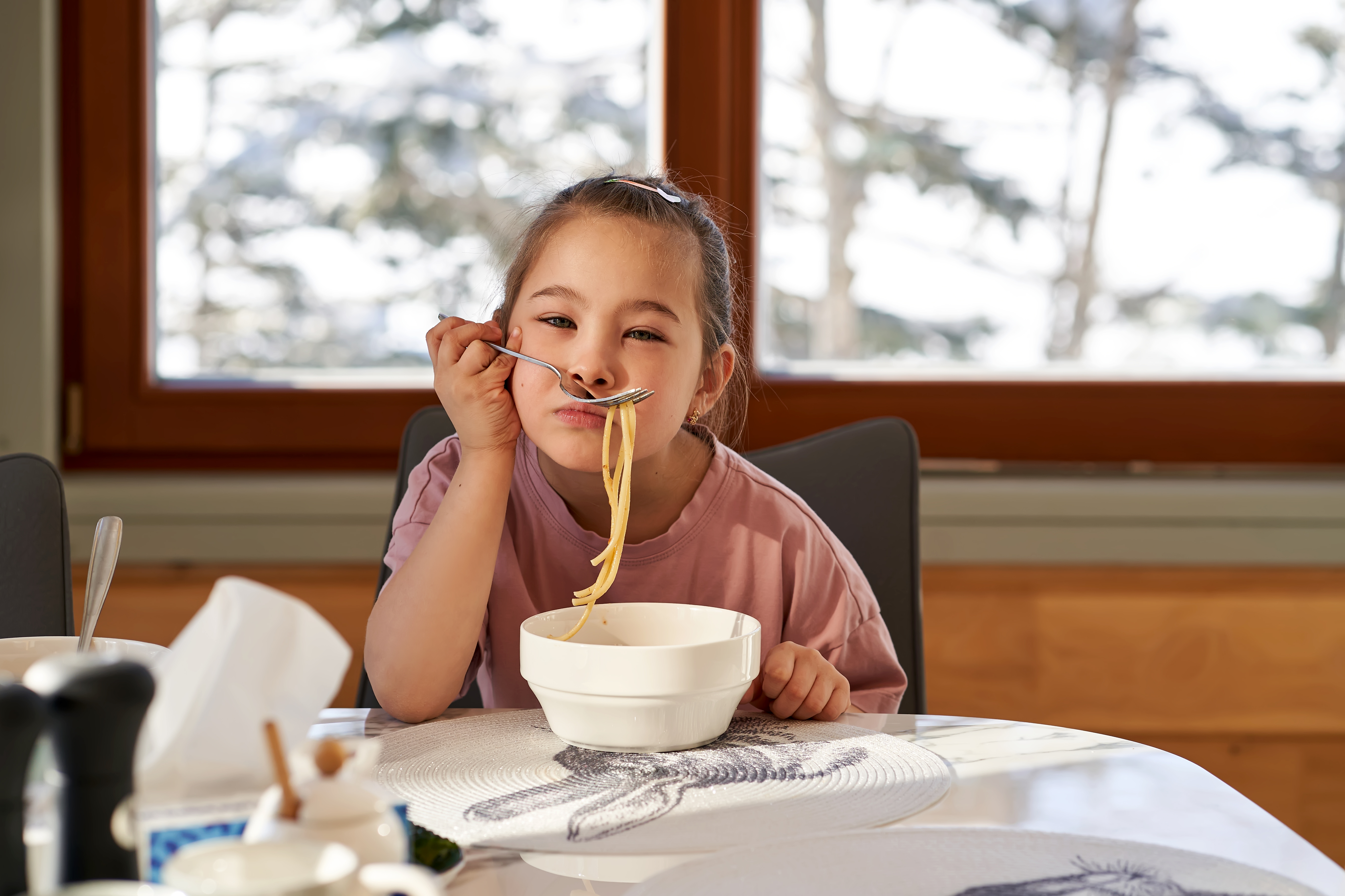 Das Mädchen probiert Spaghetti | Quelle: Getty Images