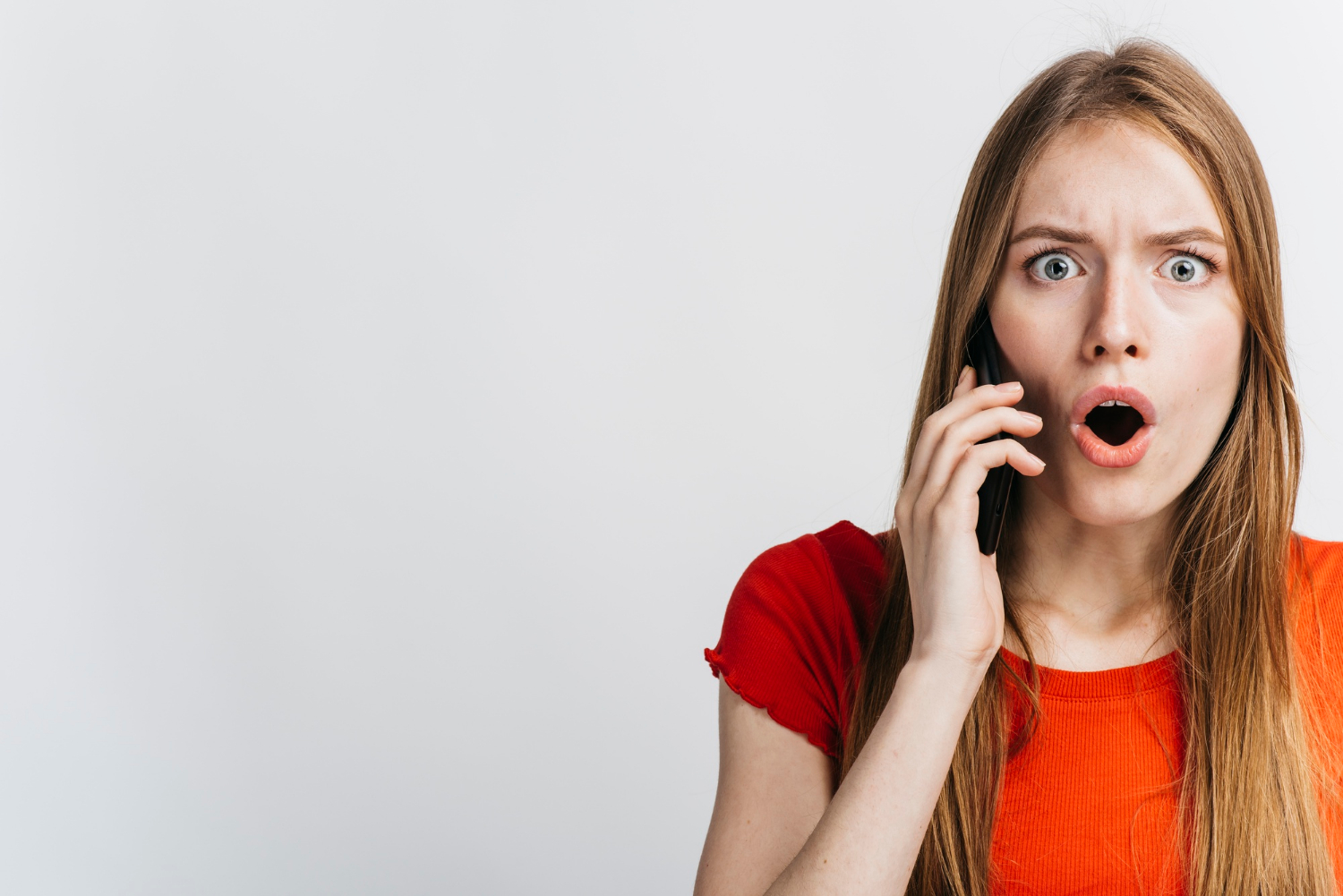 Eine besorgte Frau, die telefoniert | Quelle: Freepik