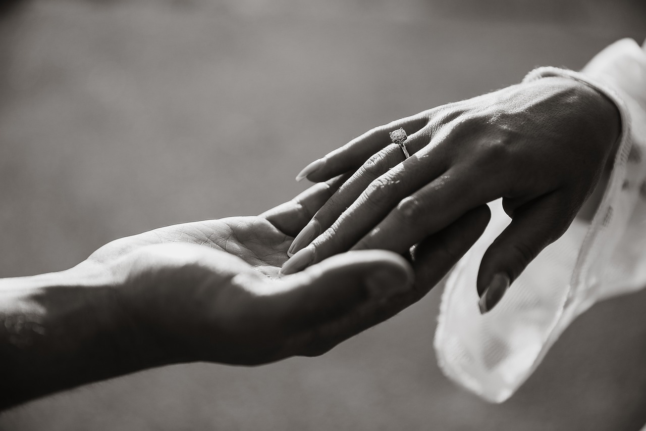 Paar, das sich mit einem Verlobungsring an den Händen hält | Quelle: Pixabay