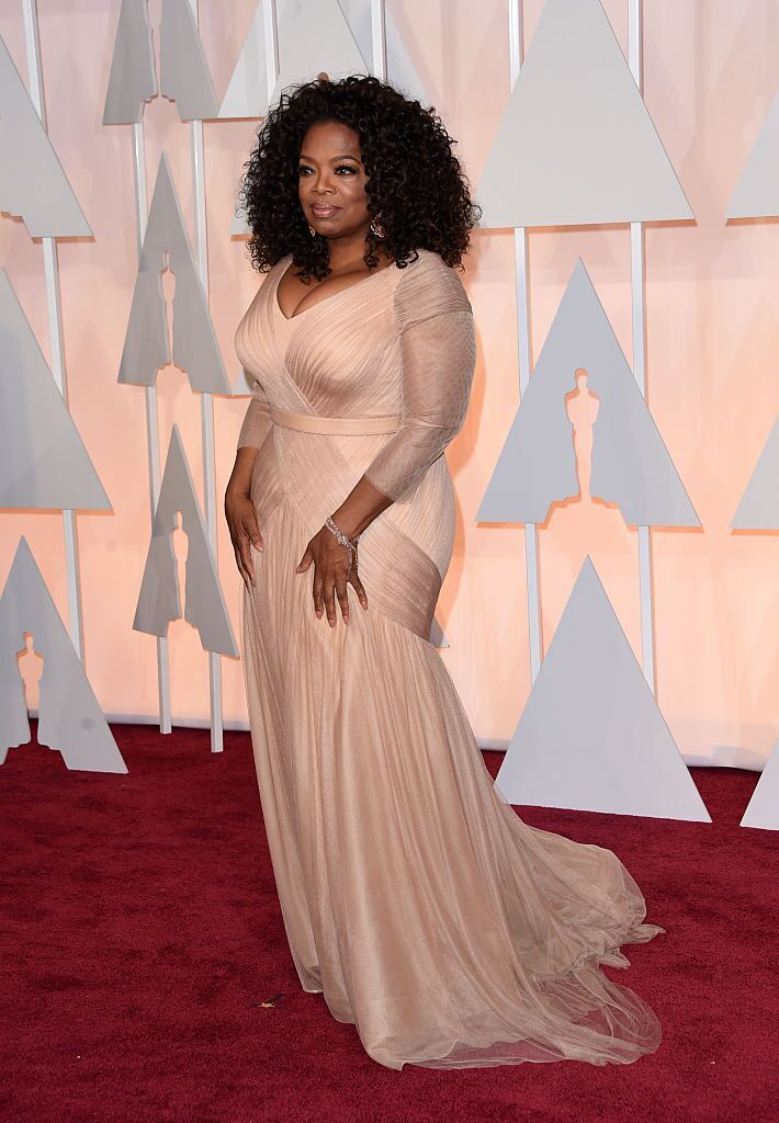 Oprah Winfrey läuft über den roten Teppich bei der Oscar-Verleihung in Hollywood. | Quelle: Getty Images