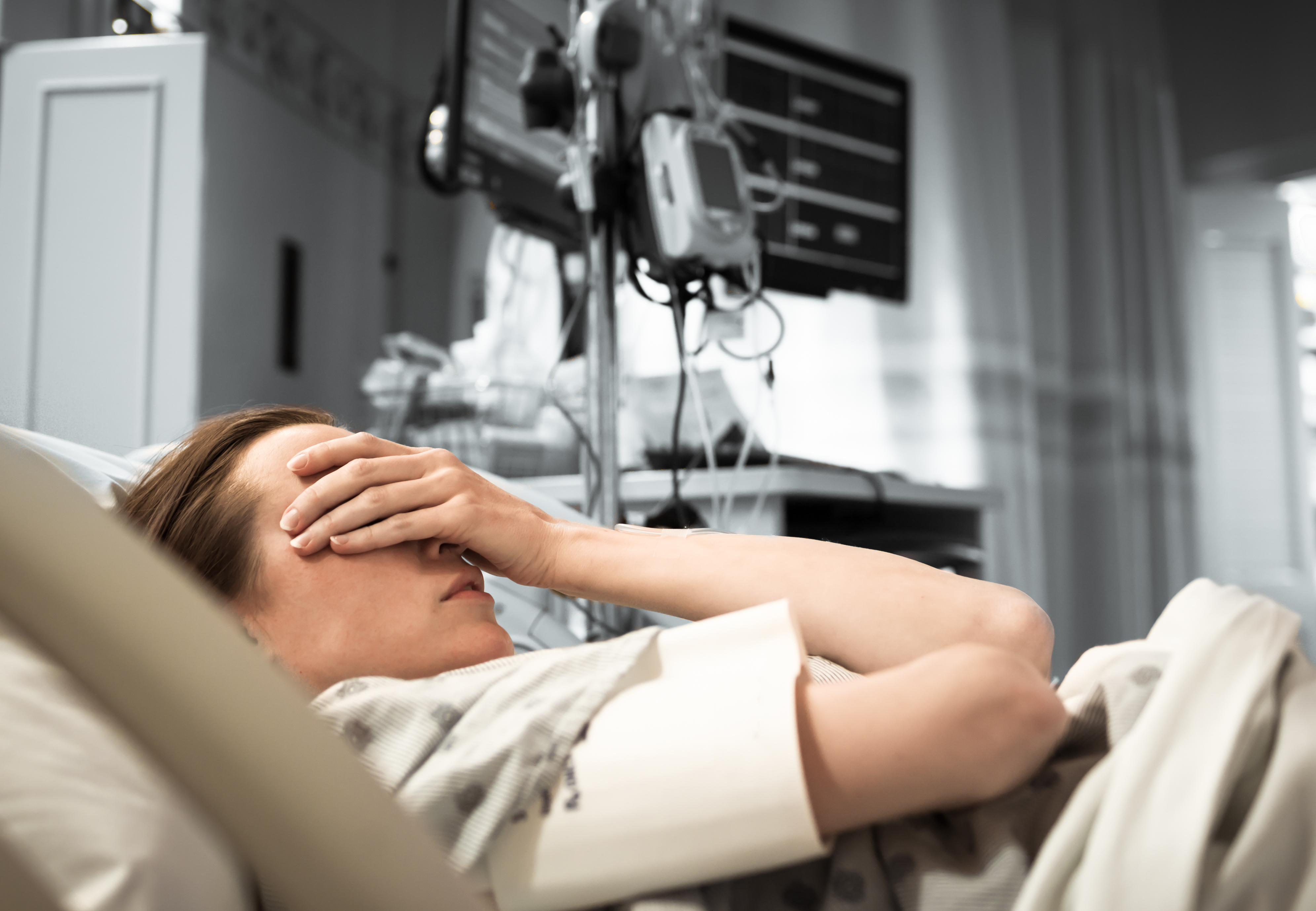 Eine kranke Frau in einem Krankenhausbett. | Quelle: Shutterstock