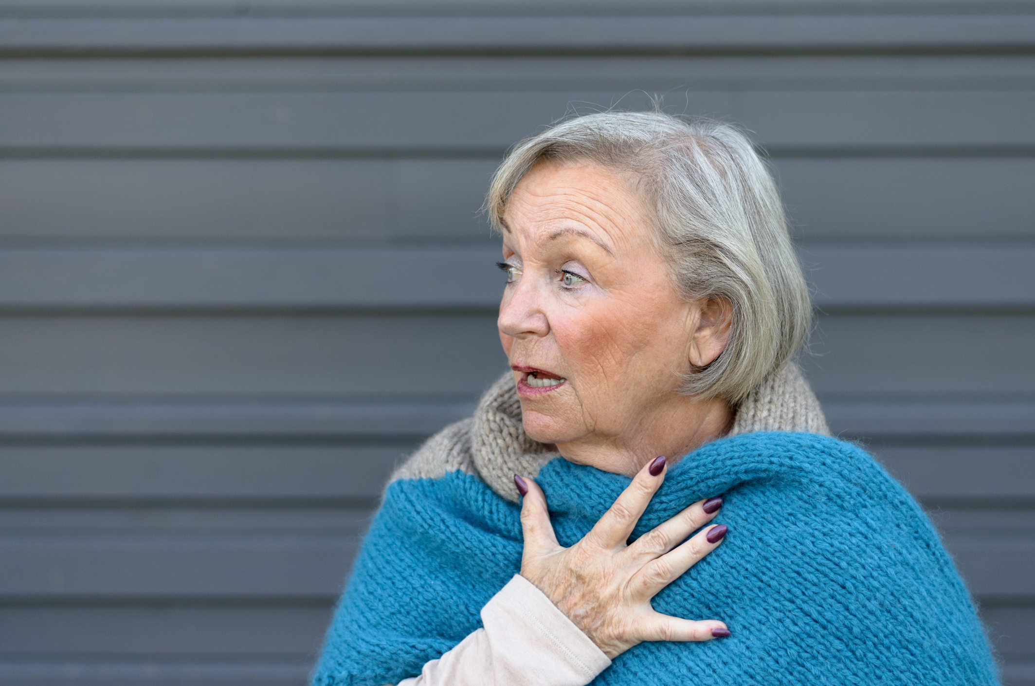 Eine schockierte ältere Frau | Quelle: Getty Images