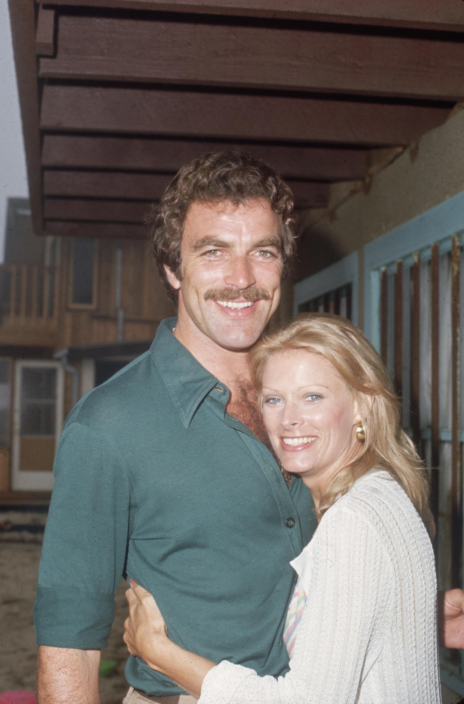 Tom Selleck und Jacquelyn Ray auf Robert Colberts Geburtstagsparty am 4. Oktober 1975 in Malibu, Kalifornien. | Quelle: Getty Images