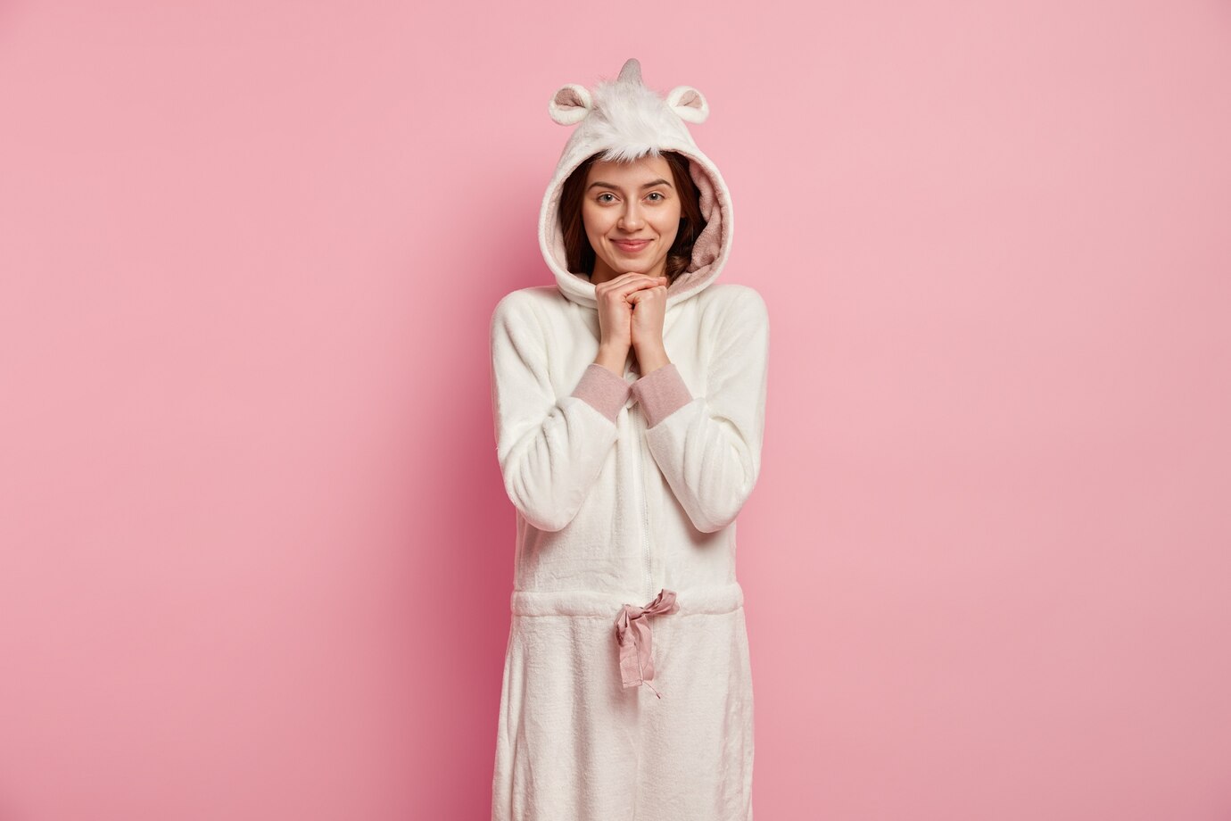 Eine Frau in einem Onesie | Quelle: Freepik