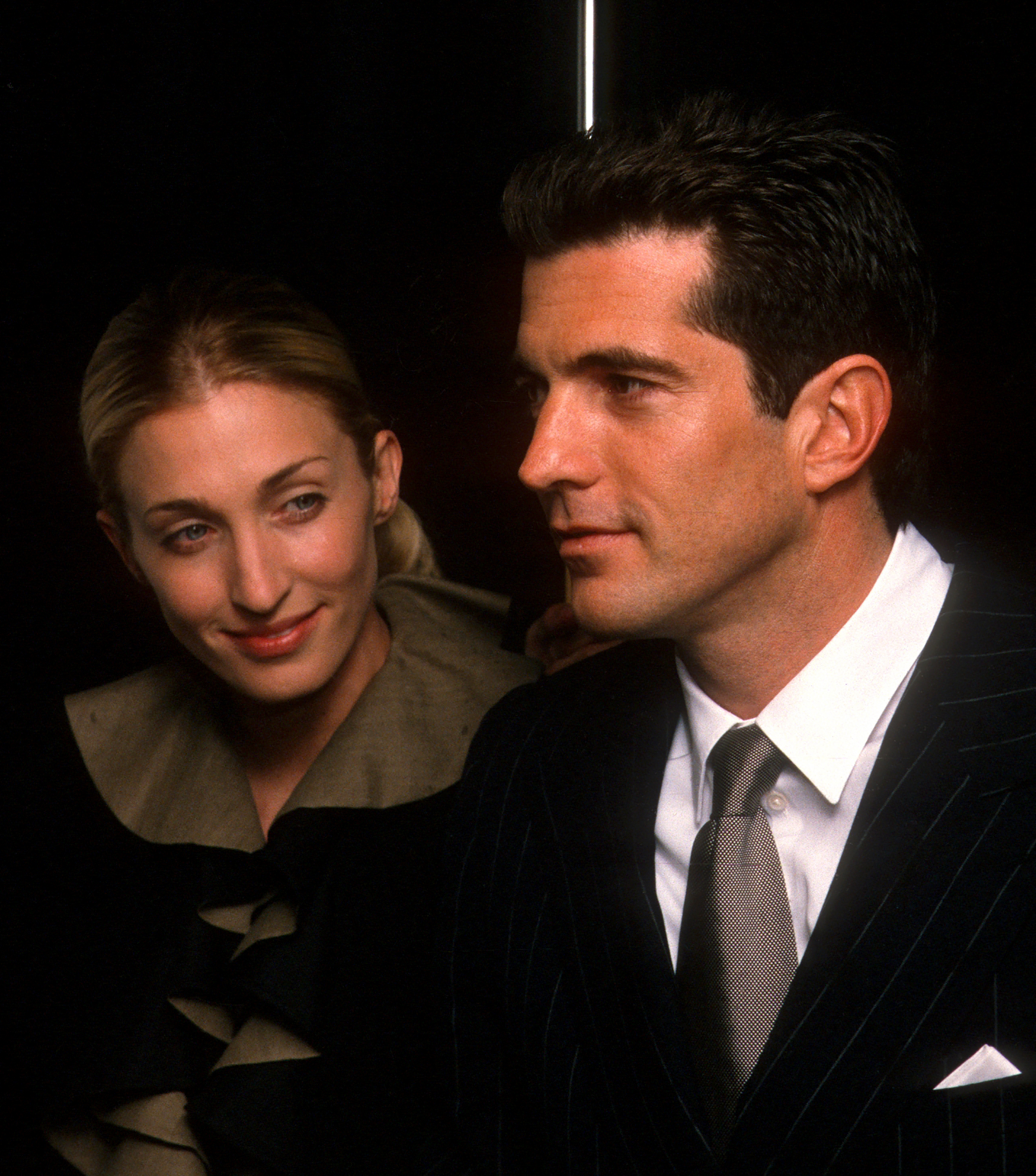 Carolyn Bessette und John F. Kennedy Jr. bei der Verleihung der Newman's Own George Awards im US-Zollhaus im Jahr 1999 in New York. | Quelle: Getty Images