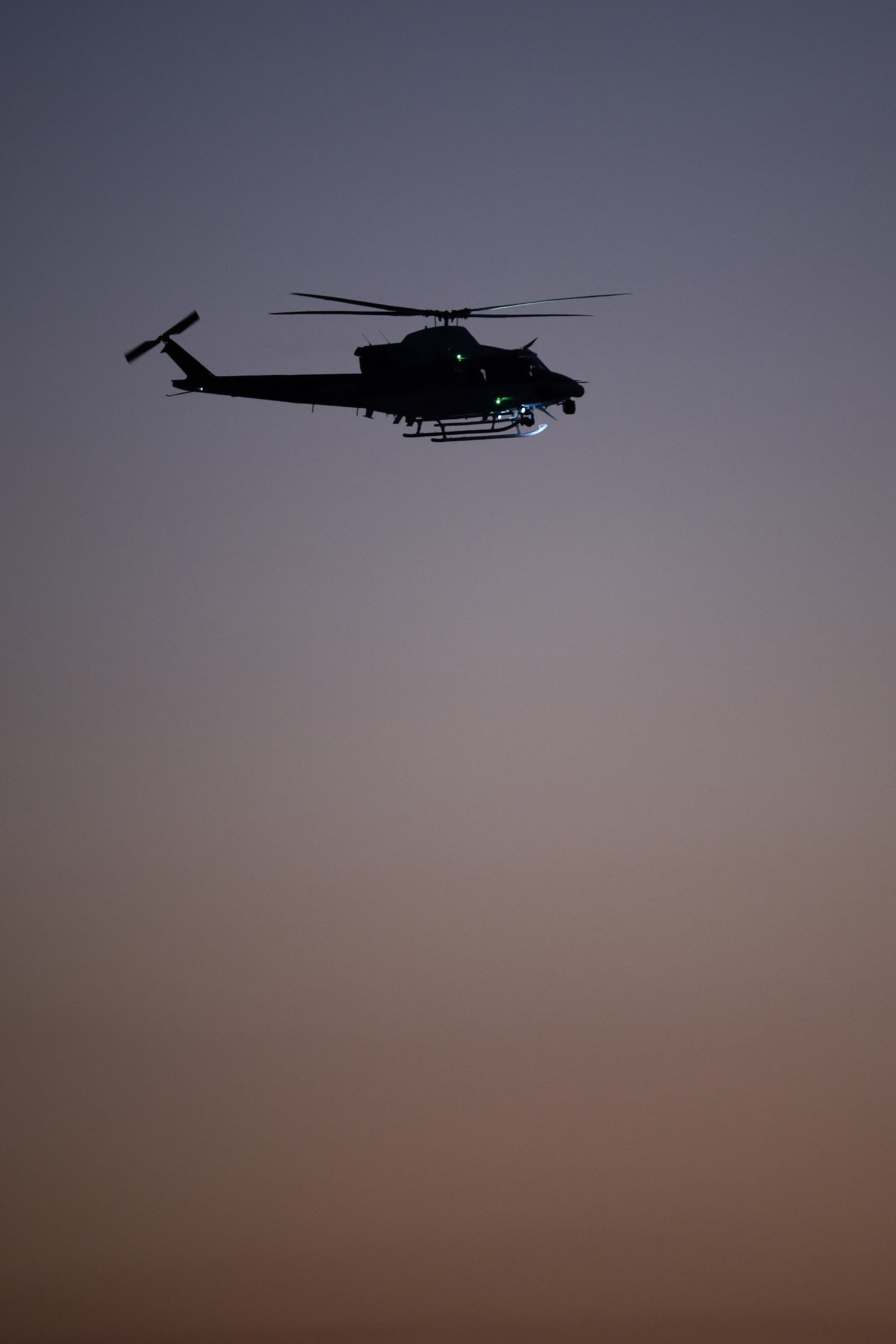 Ein Hubschrauber fliegt in der Nähe der Absturzstelle am 30. Januar 2025 in Arlington, Virginia. | Quelle: Getty Images