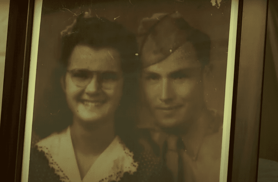 Ulysses und Lorraine Dawson lächeln in einem alten Foto neben einander. | Quelle: Youtube.com/WUSA9