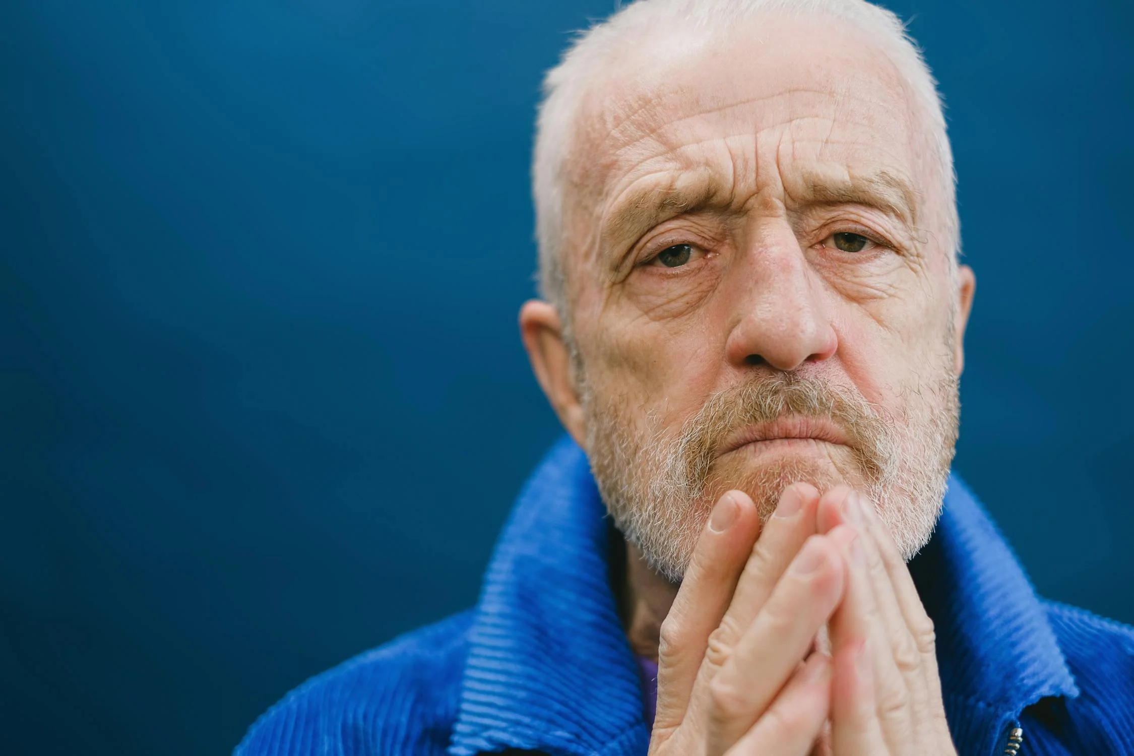Ein ernster, reifer Mann | Quelle: Pexels