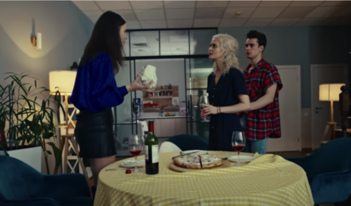 Eine Mutter, eine Tochter und ein Mann unterhalten sich beim Abendessen | Quelle: Youtube/DramatizeMe