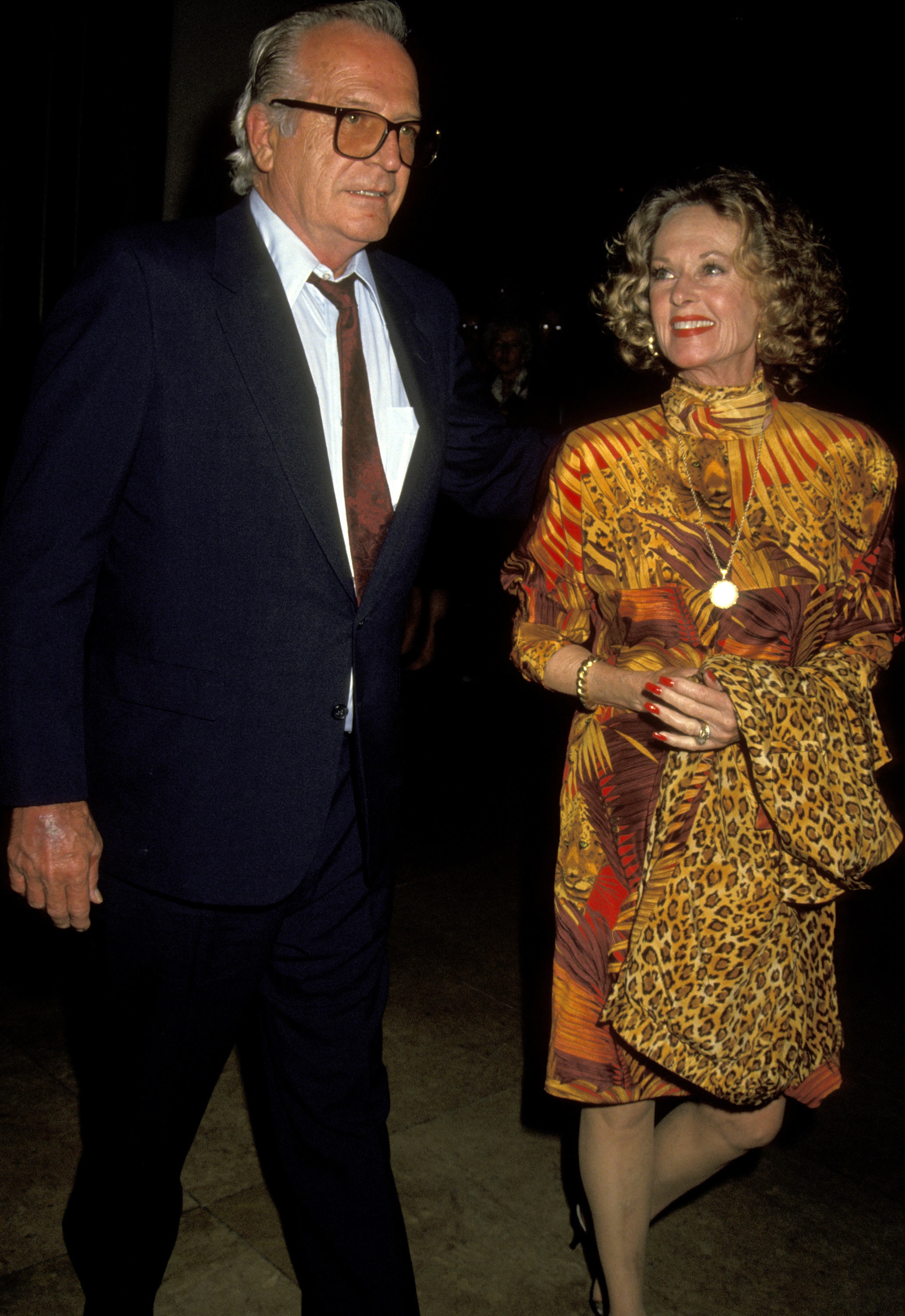 Luis Barrenecha und Tippi Hedren während der Ehrung von George Schlatter bei der Benefizveranstaltung für das Scott Newman Center in Beverly Hills, Kalifornien, am 1. November 1992. | Quelle: Getty Images