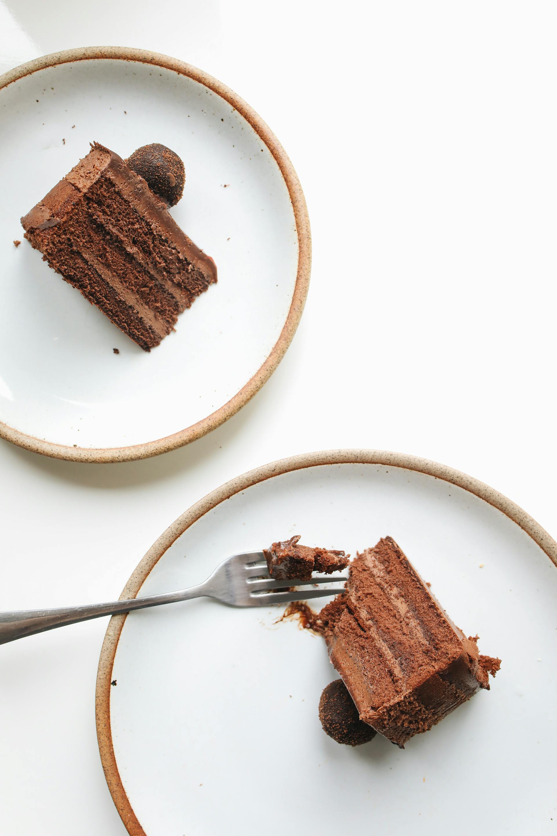 Schokoladenkuchenscheiben auf Tellern | Quelle: Pexels