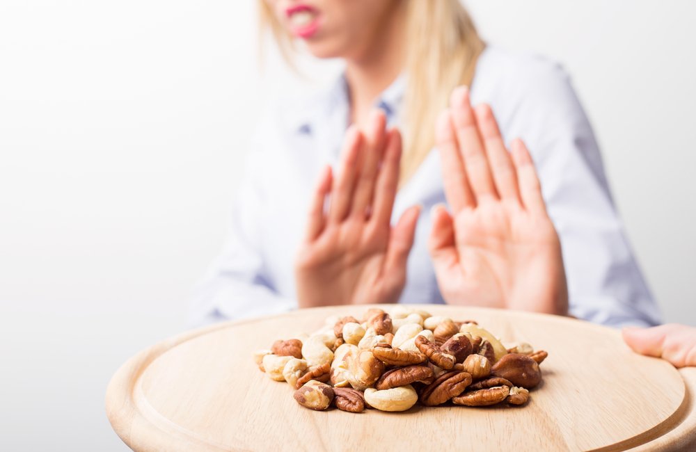 Frau ist allergisch gegen Erdnüsse. | Quelle: Shutterstock