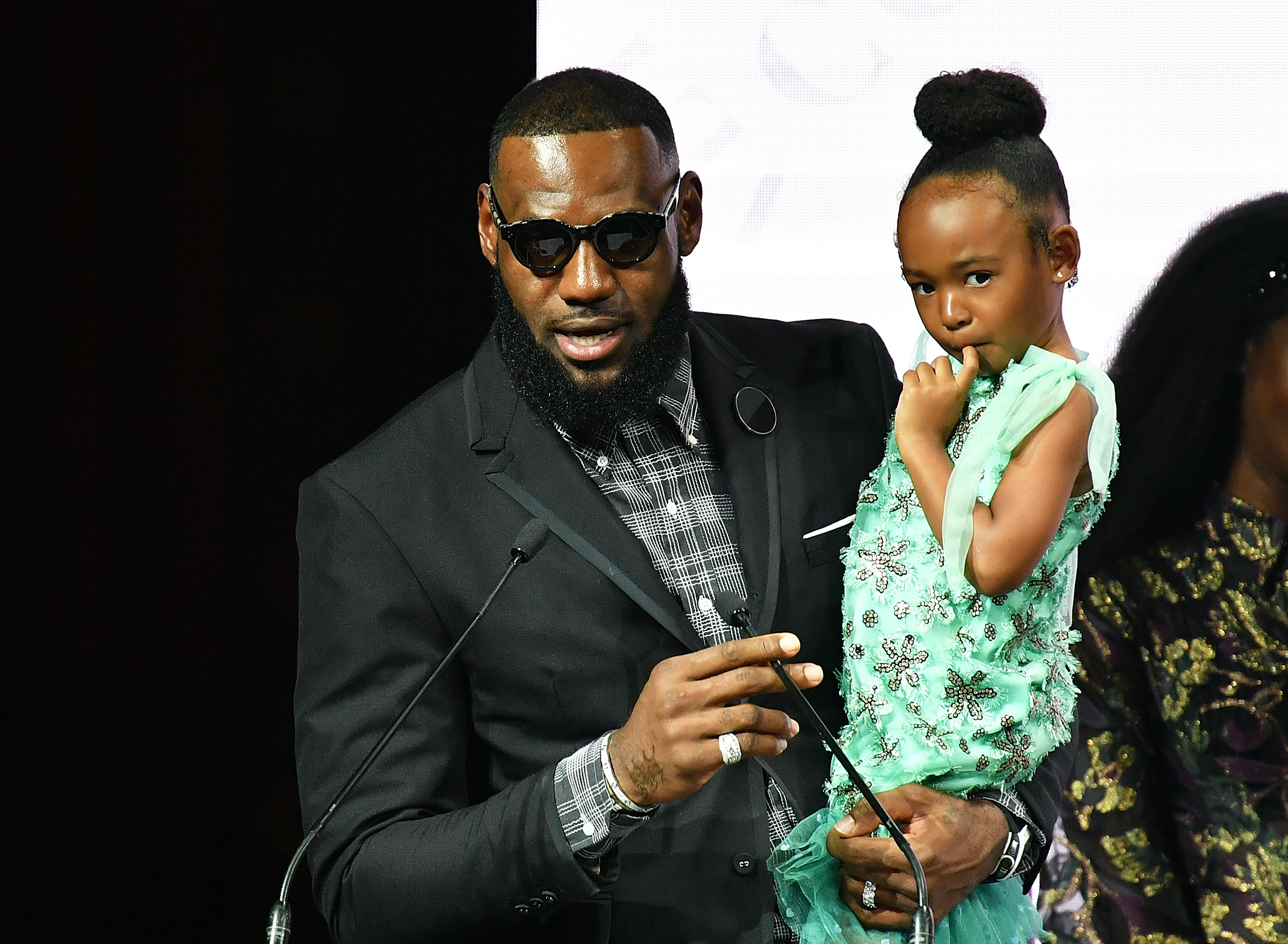 LeBron James, Empfänger des Icon 360 Award, und seine Tochter Zhuri James besuchen die Harlem's Fashion Row während der New York Fahion Week im Capitale am 4. September 2018 in New York City | Quelle: Getty Images