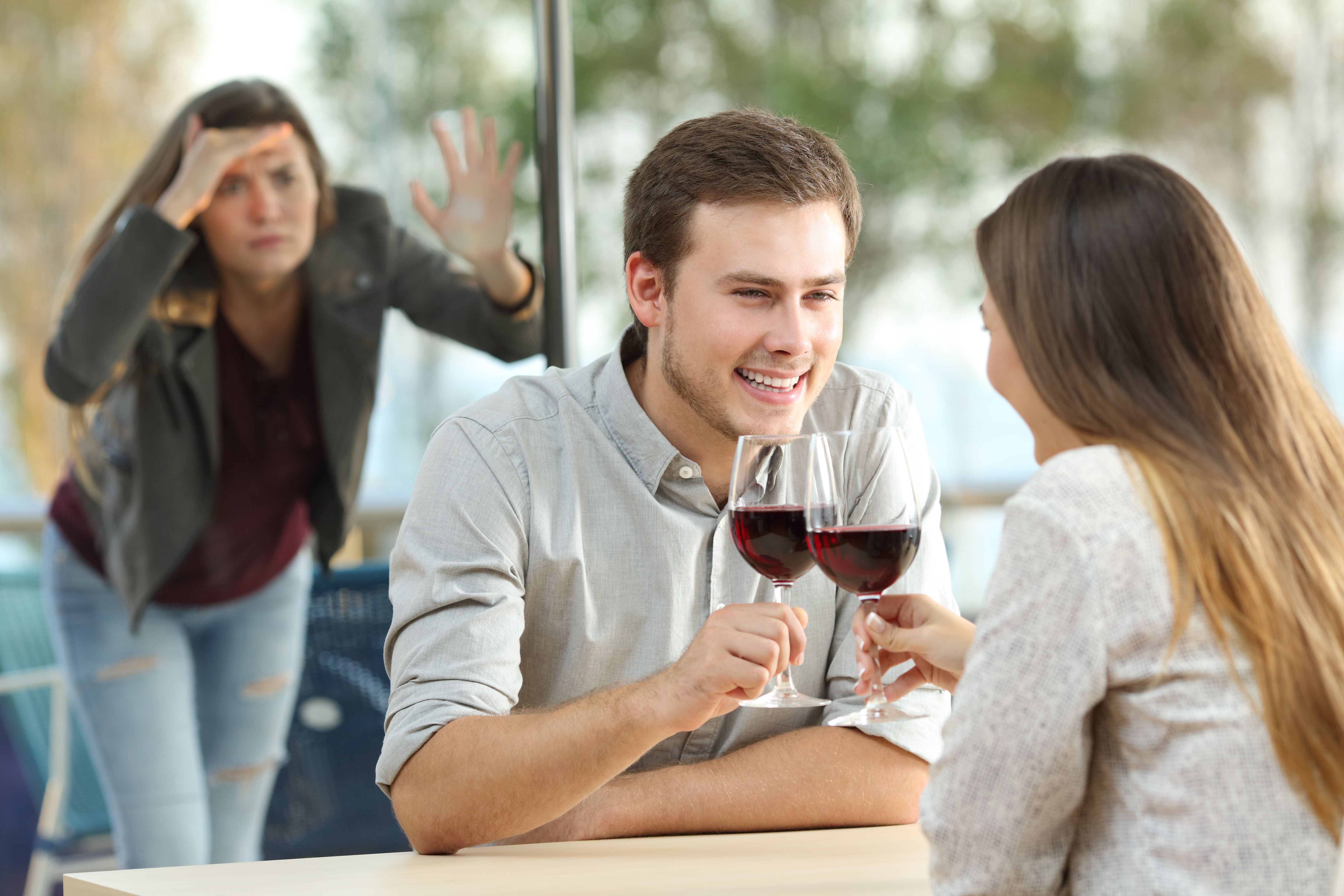 Eine Frau fand ihren Partner beim Fremdgehen in einem Restaurant. | Quelle: Shutterstock