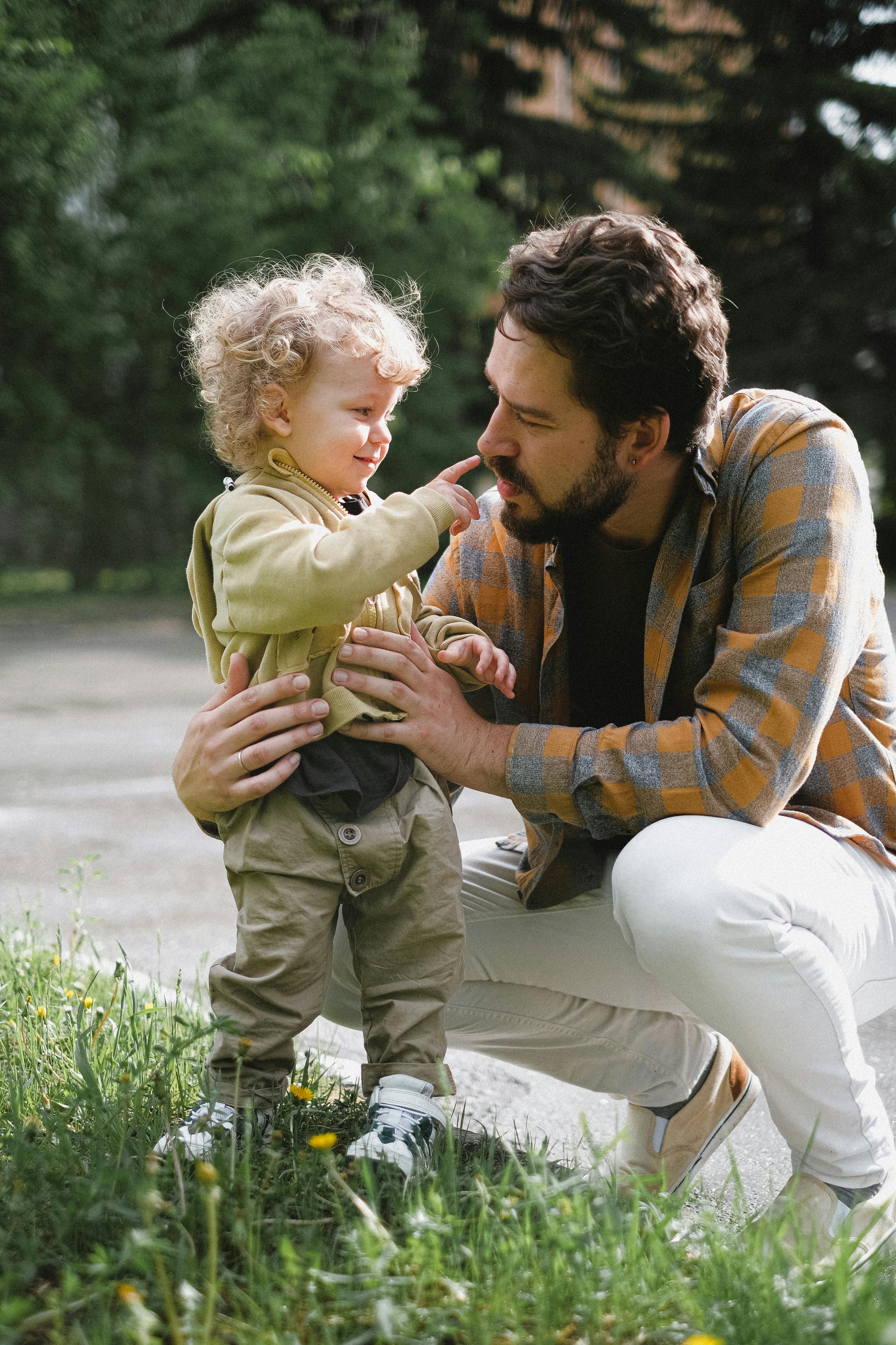 Ein Mann, der mit seinem Kind zusammen ist | Quelle: Pexels