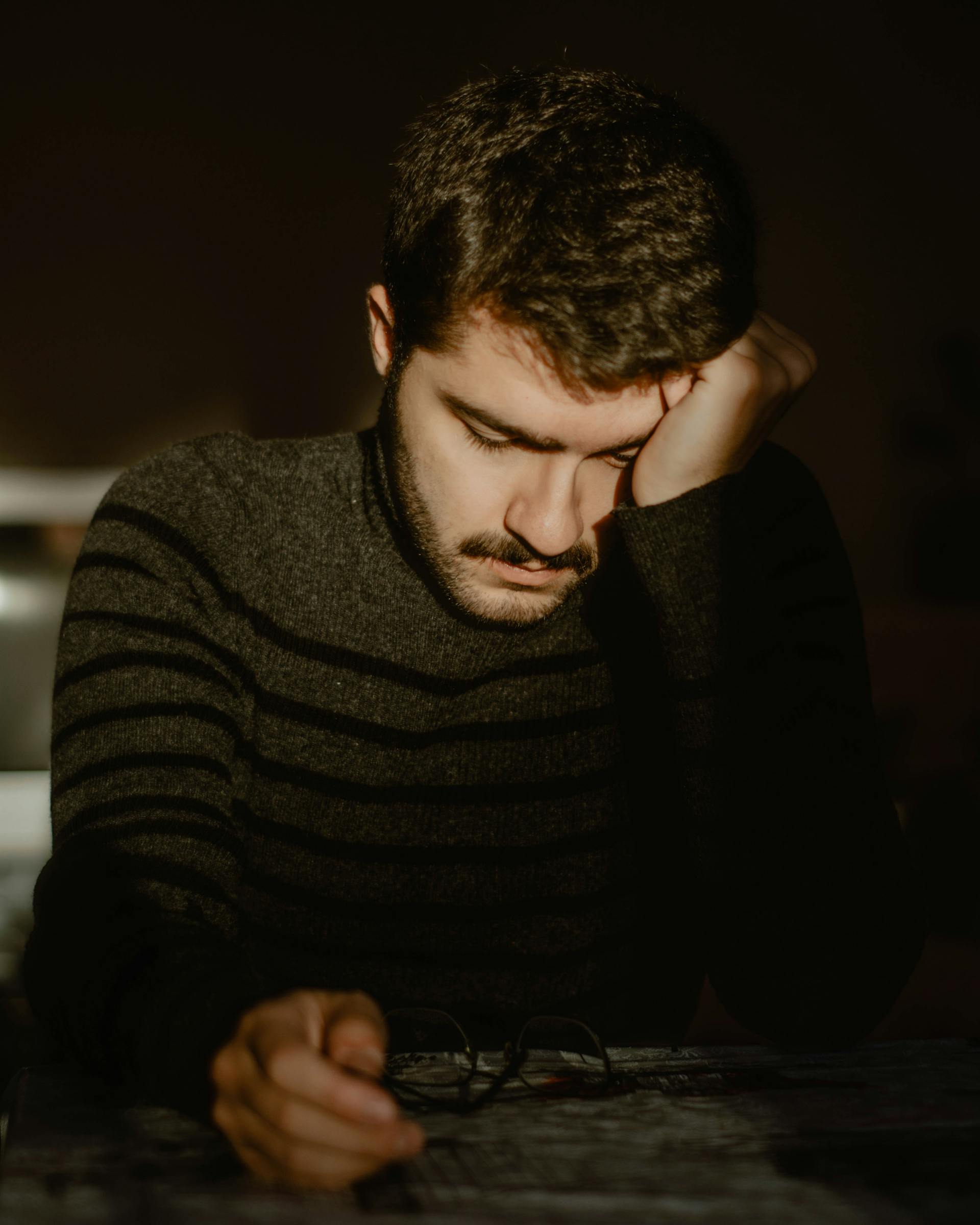 Ein düsterer Mann | Quelle: Pexels