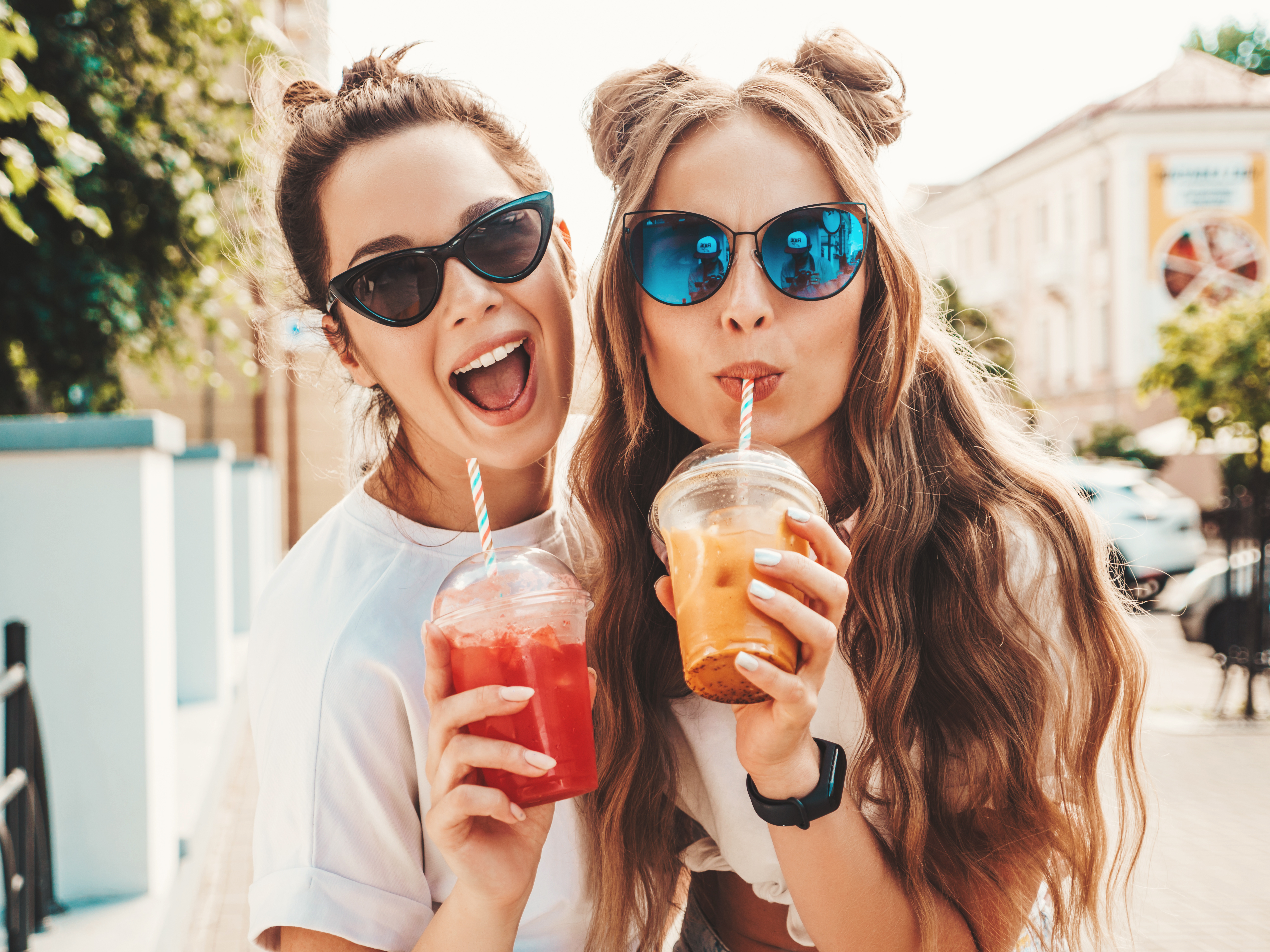 Zwei Freunde genießen Smoothies | Quelle: Shutterstock