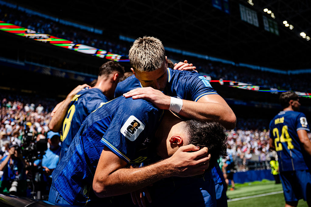 Kerim Alajbegovic (#19) aus Bosnien und Herzegowina feiert sein Tor in der ersten Halbzeit des Spiels der Gruppe B der FIFA-Weltmeisterschaft 2026 gegen Katar im Seattle Stadium am 24. Juni 2026 in Seattle, Washington | Quelle: Getty Images