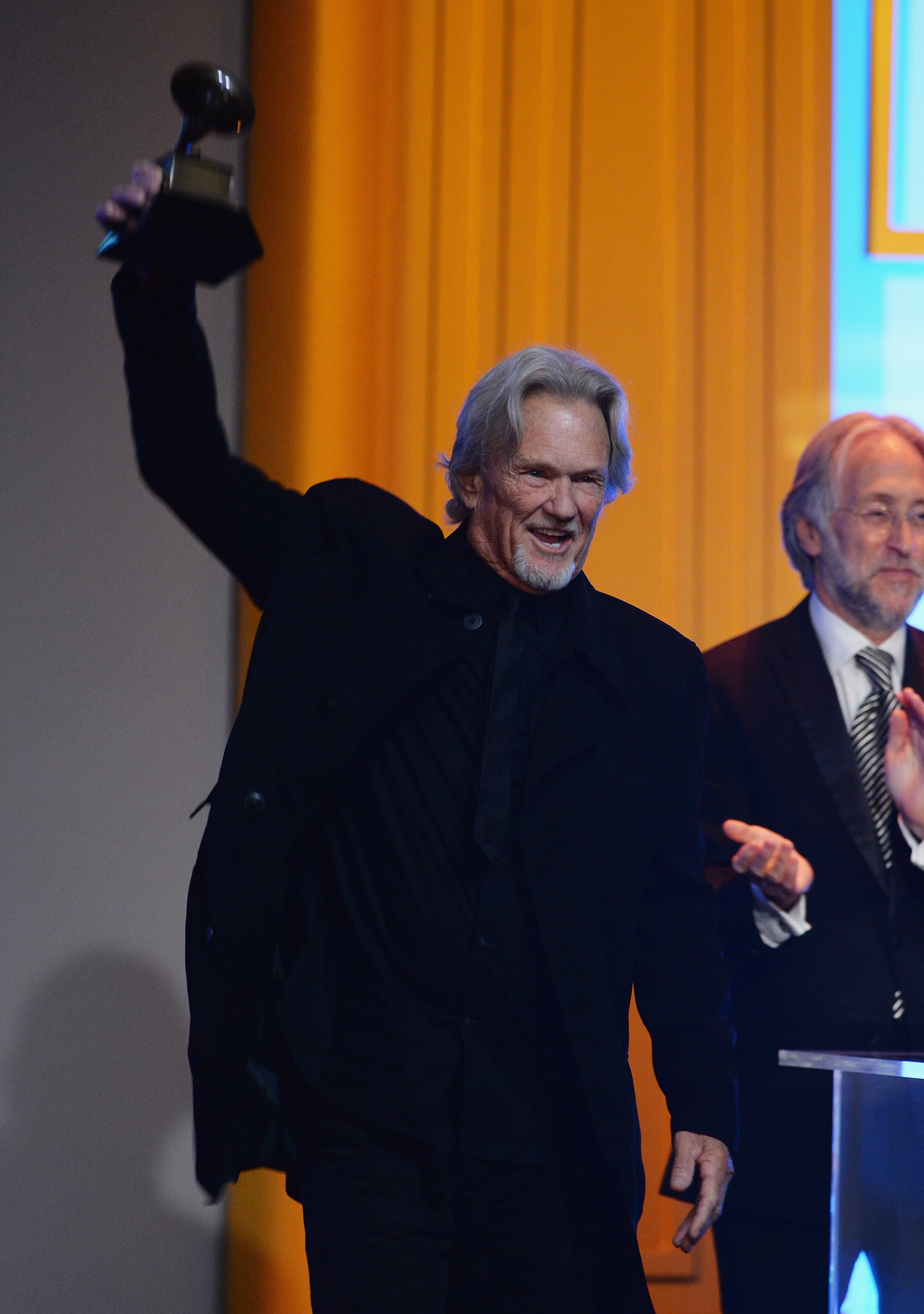 Kris Kristofferson nimmt den Lifetime Achievement Award bei der Special Merit Awards Ceremony in Los Angeles, Kalifornien, am 25. Januar 2014 entgegen | Quelle: Getty Images