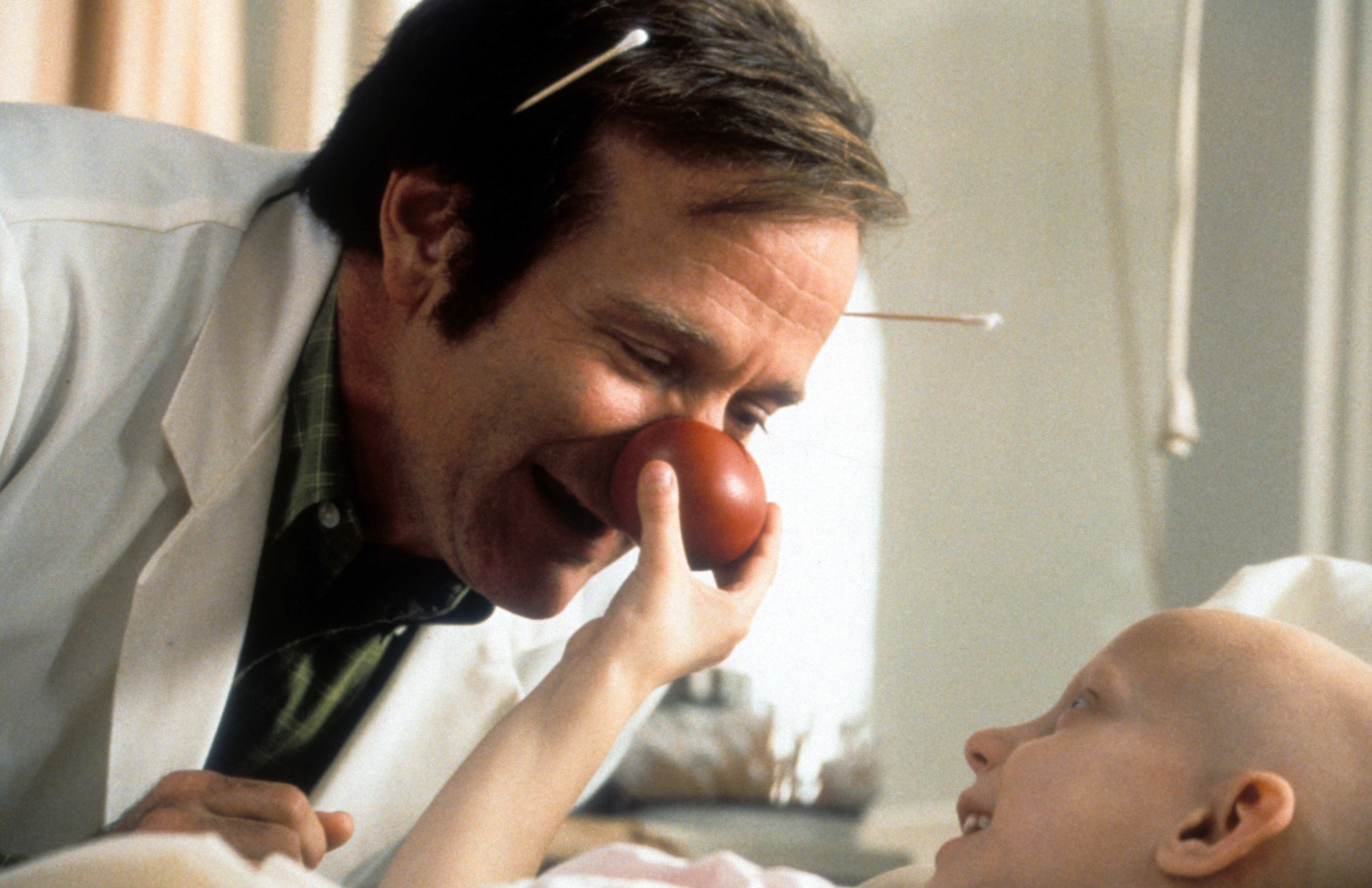 Robin Williams bei den Dreharbeiten zu einer Szene aus "Patch Adams", ca. 1998. | Quelle: Getty Images