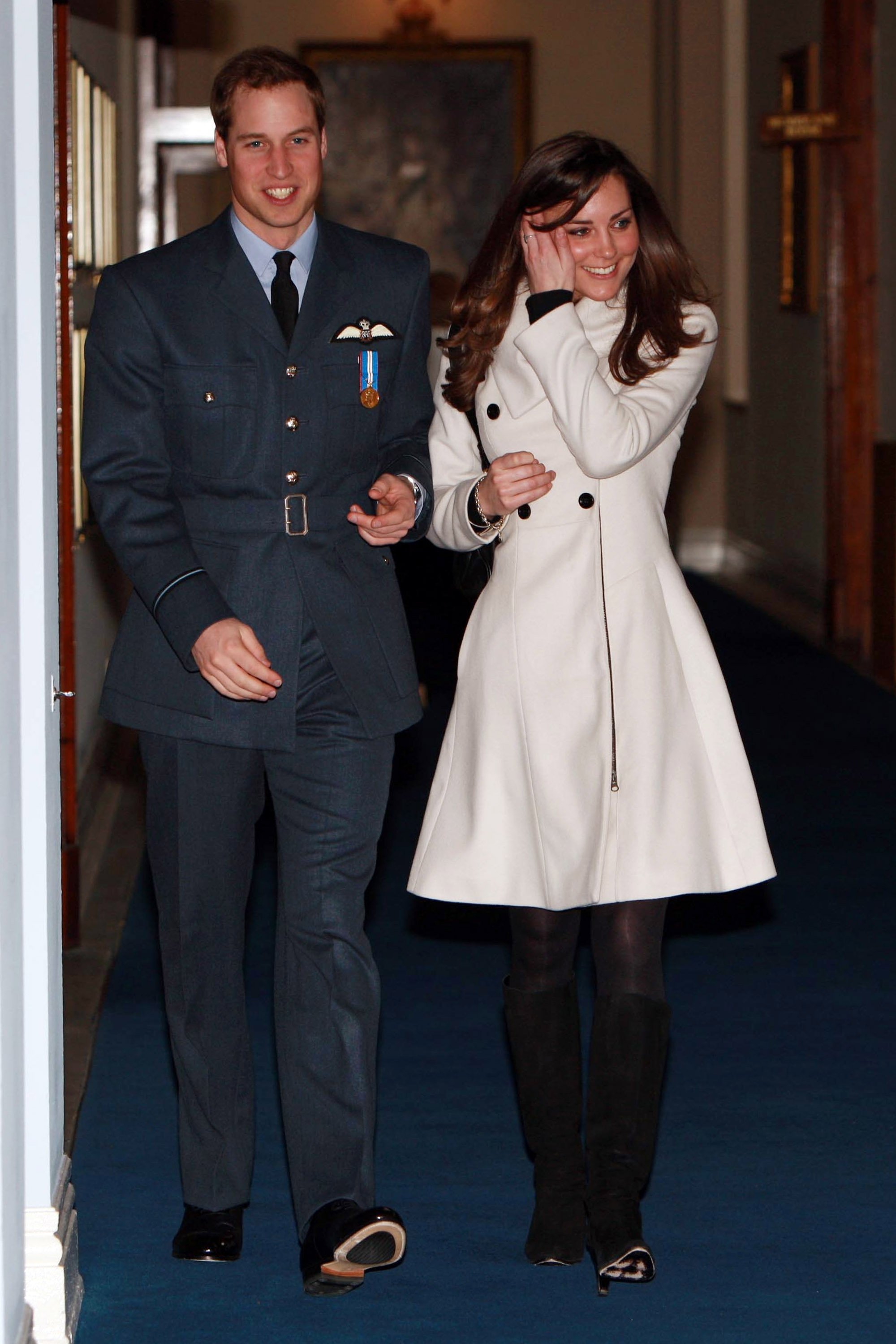 Prinz William mit seiner Freundin Kate Middleton nach seiner Abschlussfeier bei RAF Cranwell am 11. April 2008 in Cranwell, England | Quelle: Getty Images