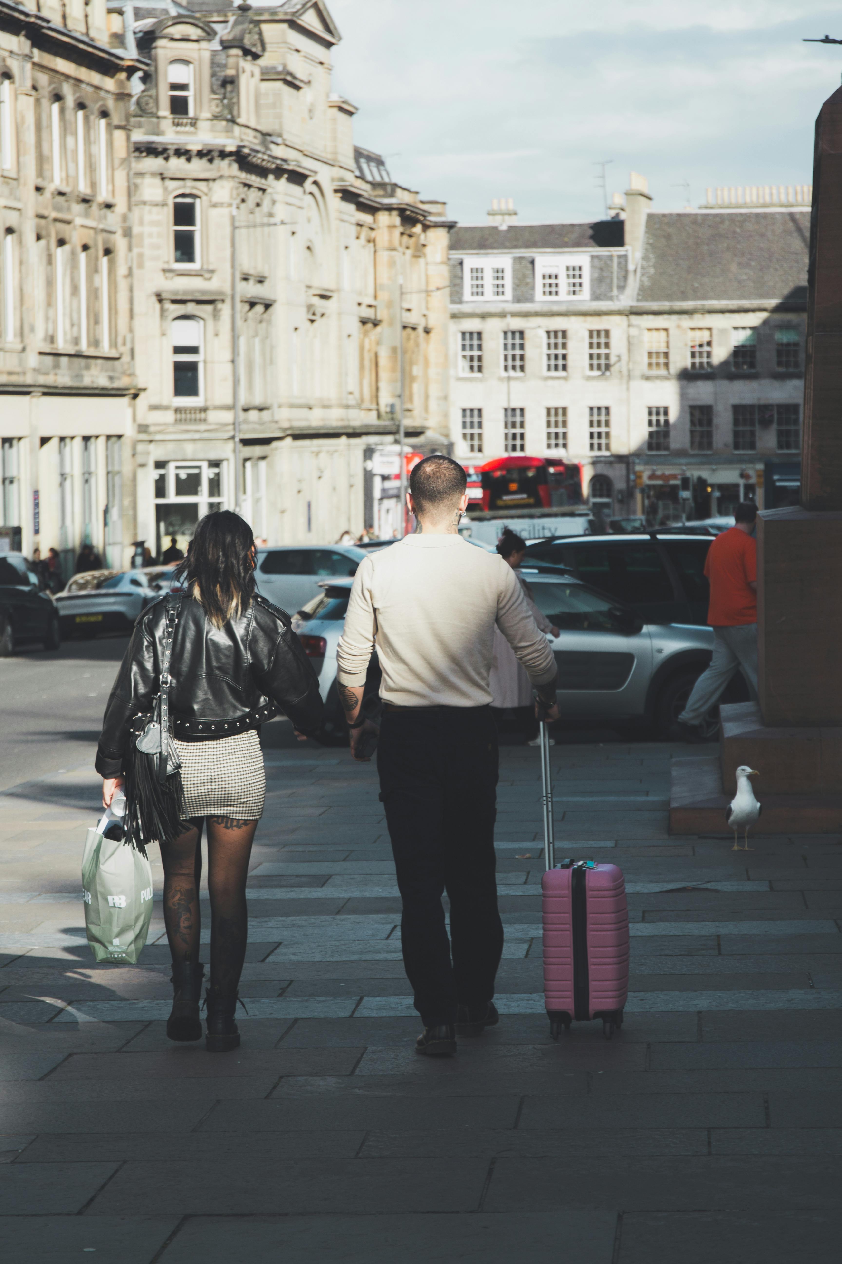 Ein Paar mit seinem Gepäck | Quelle: Pexels