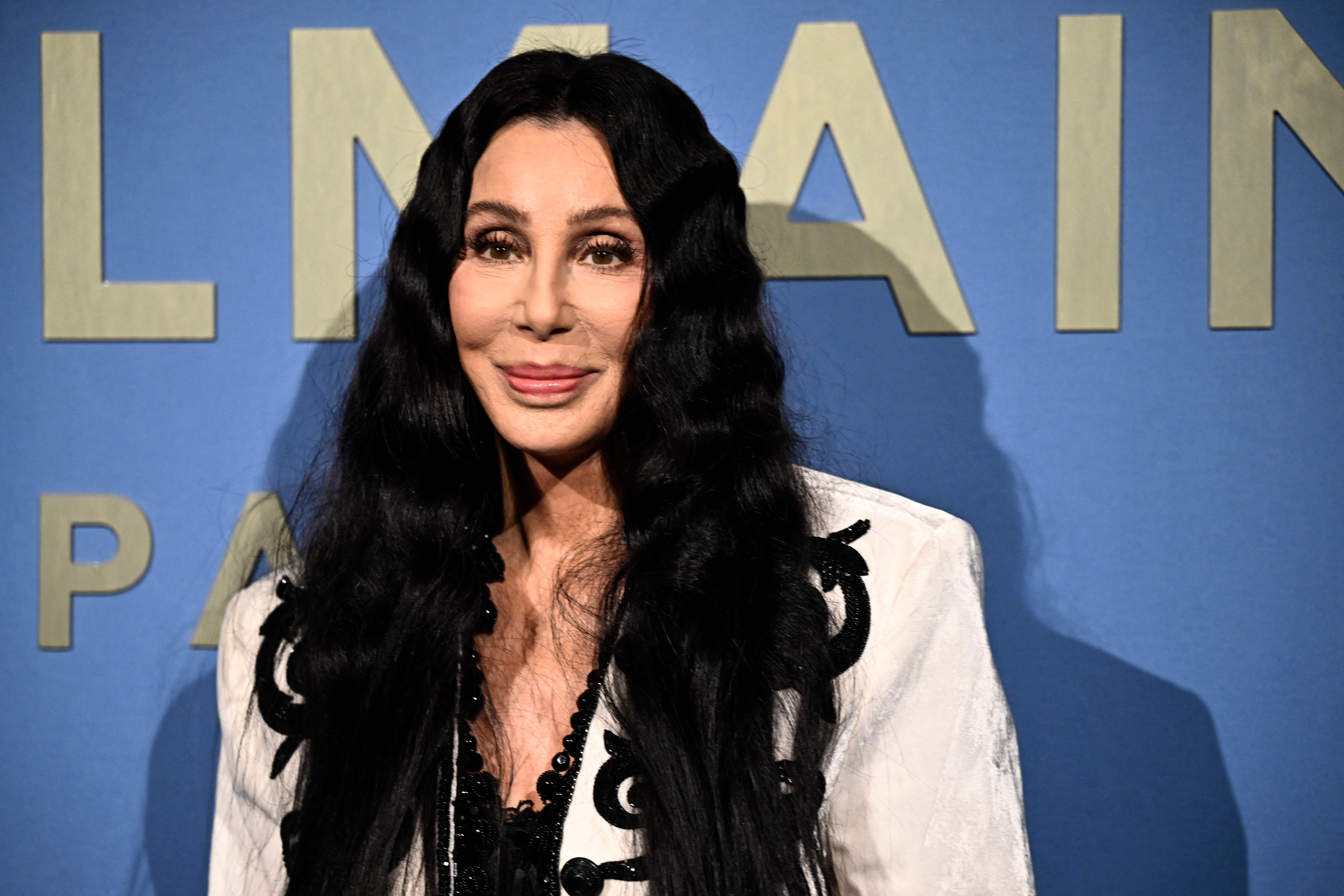 Cher posiert während eines Fototermins vor der Balmain-Show im Rahmen der Paris Fashion Week Womenswear Spring/Summer 2024 in Paris am 27. September 2023. | Quelle: Getty Images