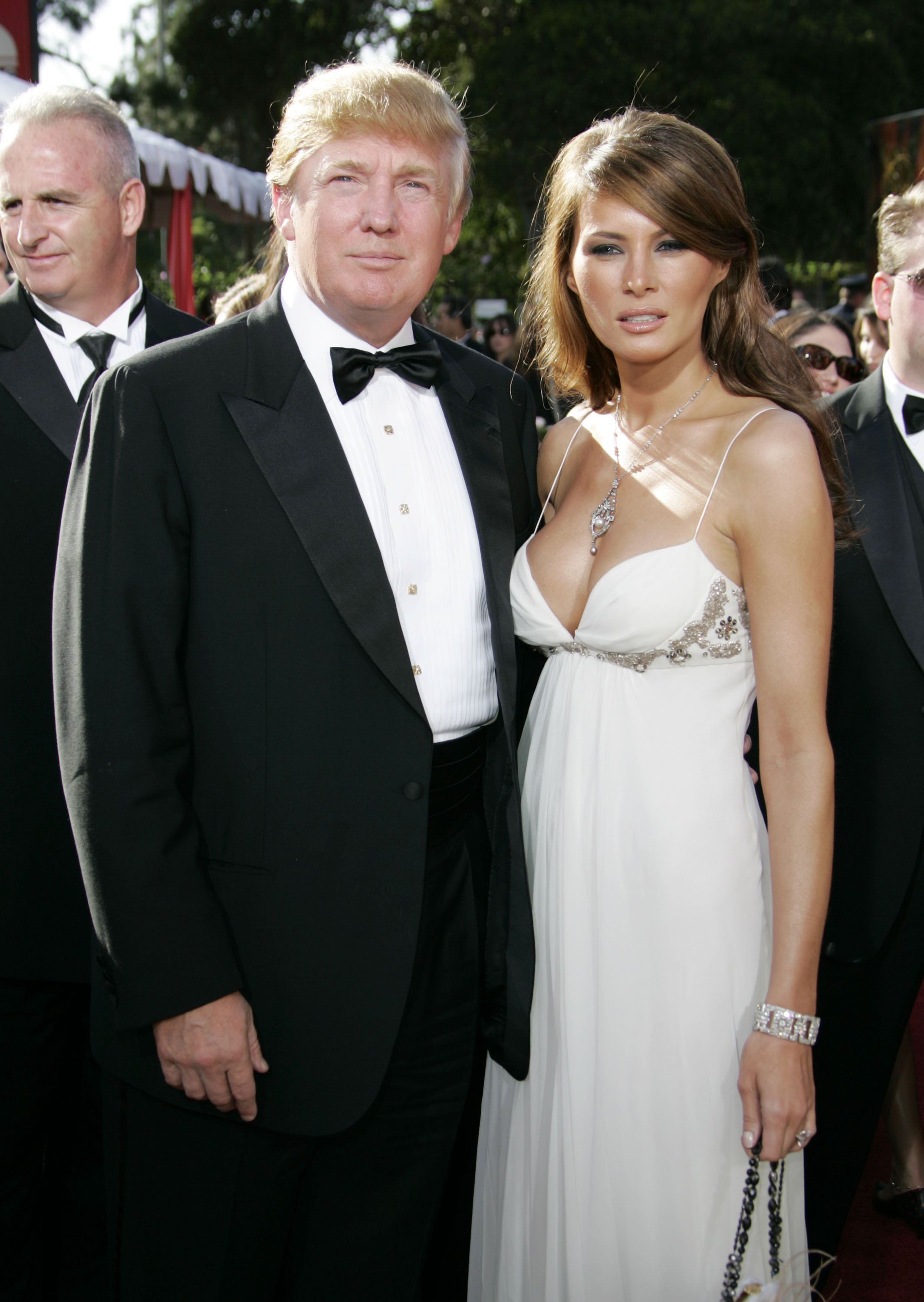 Donald und Melania Trump während der 56th Annual Primetime Emmy Awards im Jahr 2004 in Los Angeles, Kalifornien. | Quelle: Getty Images