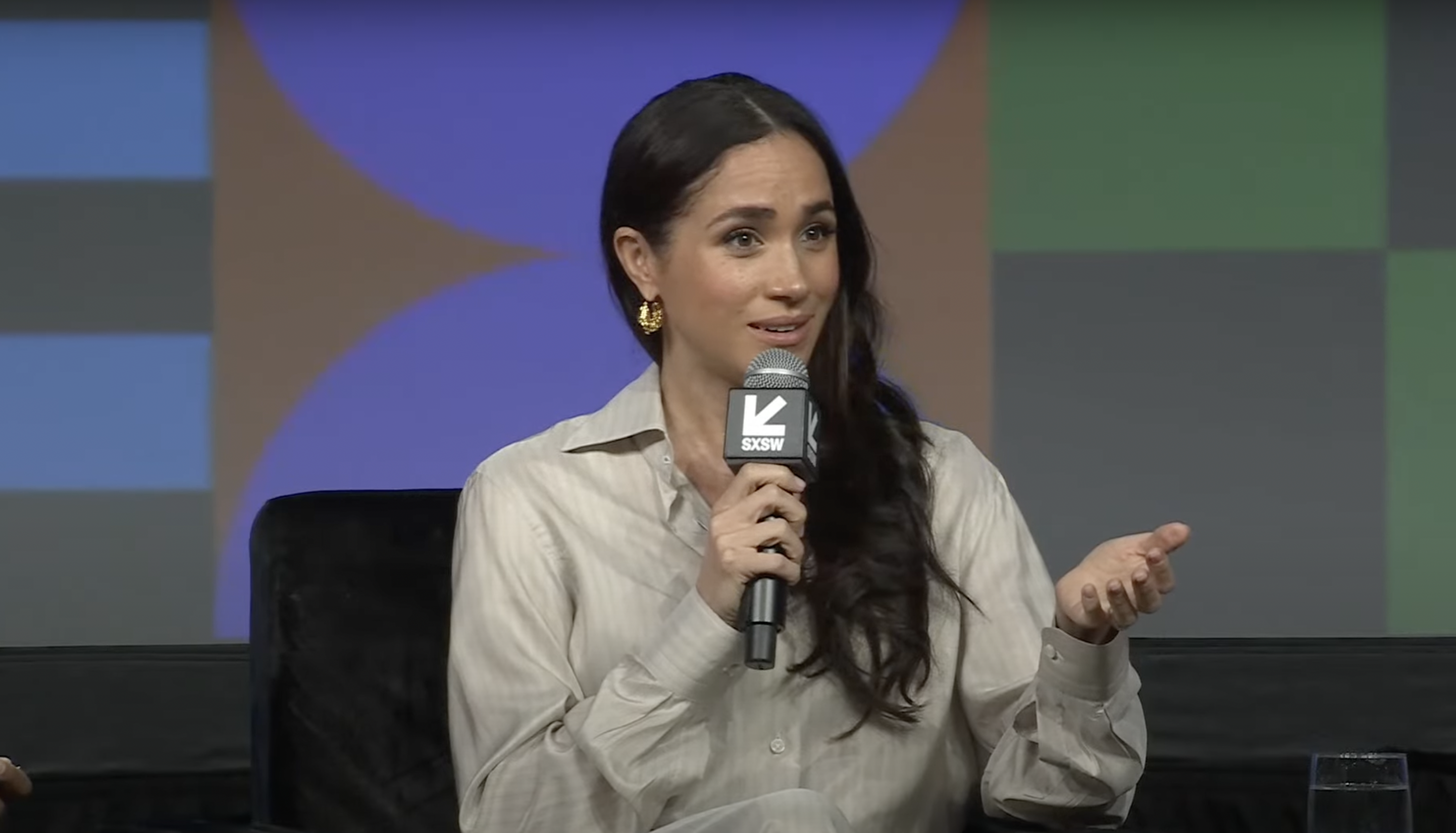 Meghan Markle bei der Veranstaltung "Breaking Barriers, Shaping Narratives: How Women Lead On and Off the Screen" während der 2024 SXSW Conference and Festival im Austin Convention Center am 8. März 2024 in Austin, Texas. | Quelle: Youtube/SXSW
