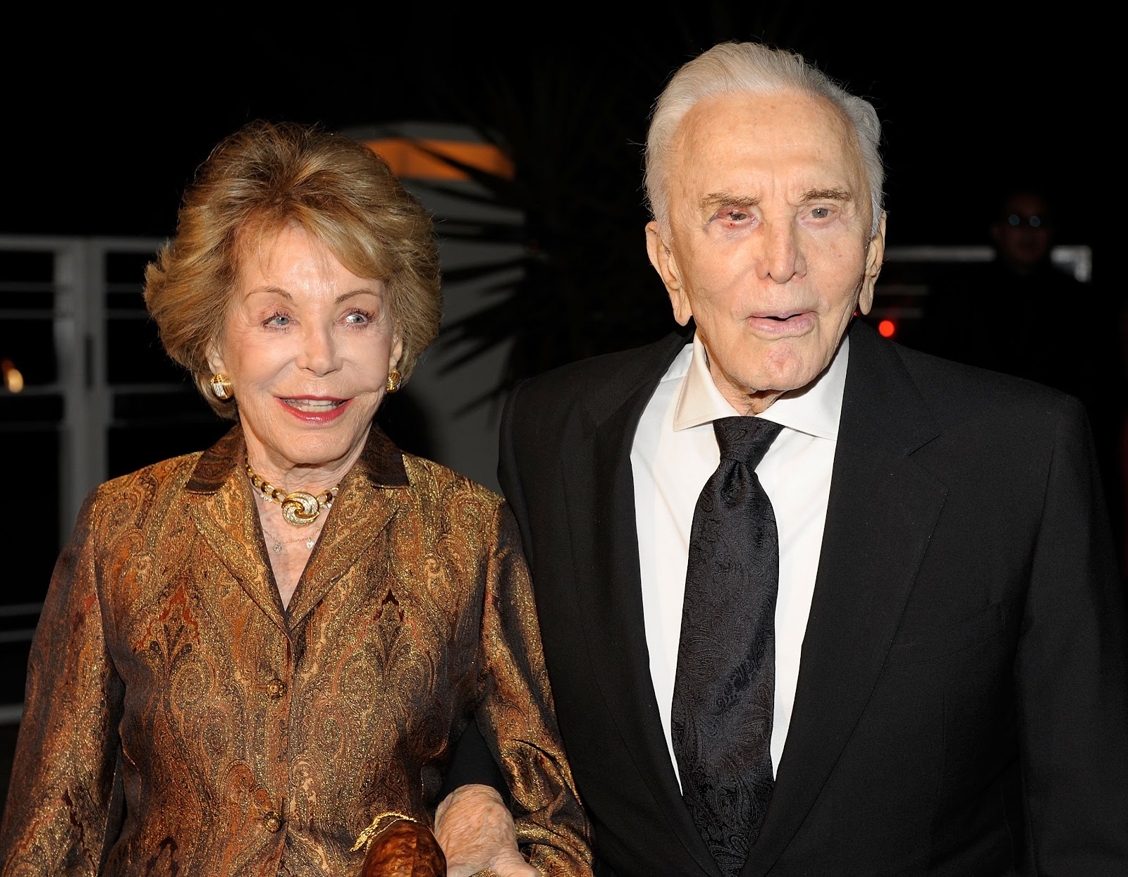 Kirk Douglas und Anne Buydens in Kalifornien 2009. | Quelle: Getty Images