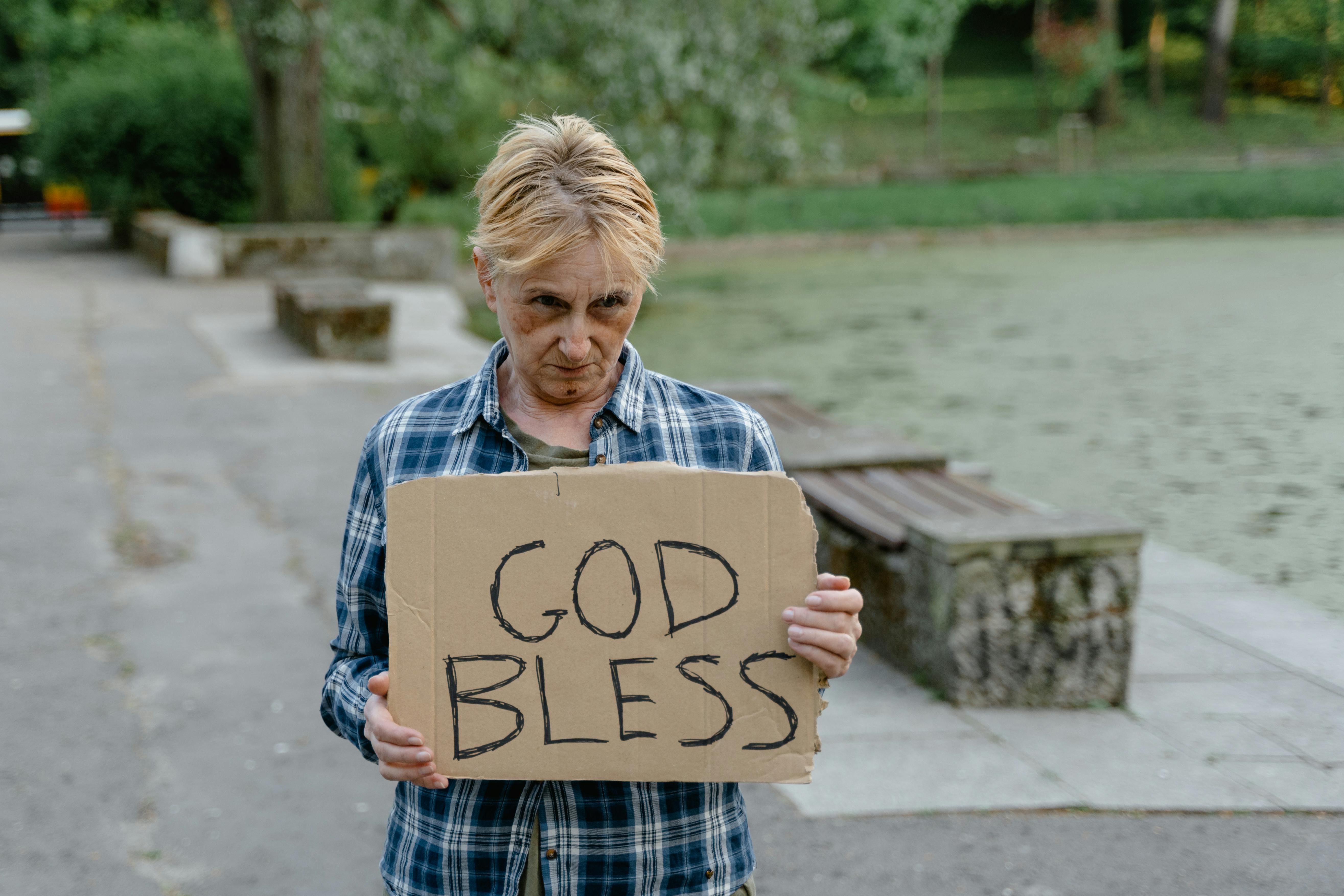 Eine obdachlose Frau, die schüchtern aussieht | Quelle: Pexels