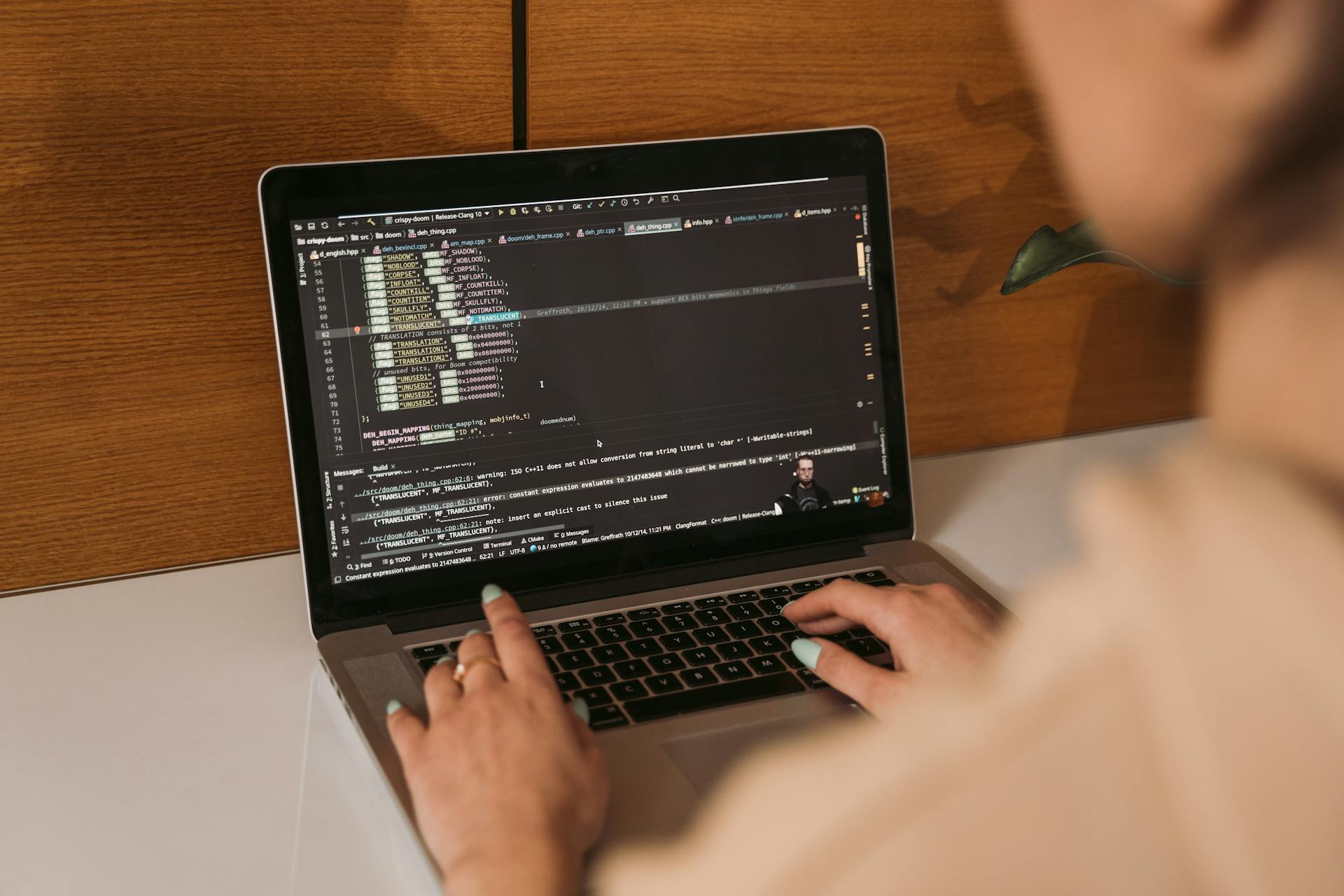 Eine Frau benutzt einen Laptop | Quelle: Pexels