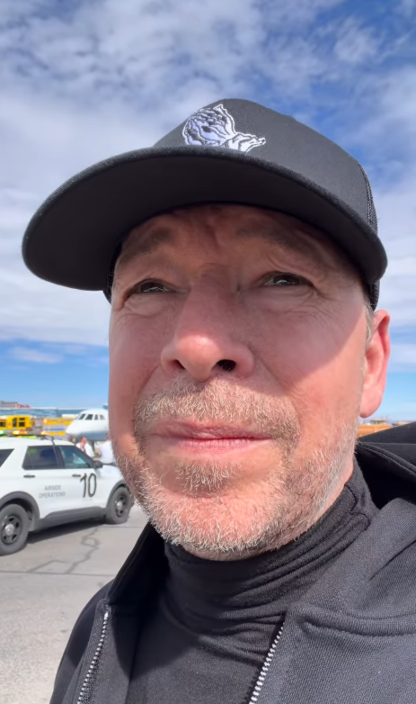 Donnie Wahlberg spricht in einem Video, das er ursprünglich nach dem Vorfall auf dem Laufsteg in Las Vegas für Freunde und Familie aufgenommen hatte, direkt in die Kamera. Später veröffentlichte er das Material öffentlich, nachdem er besorgte Nachrichten bezüglich des Fluges erhalten hatte. | Quelle: Instagram/donniewahlberg