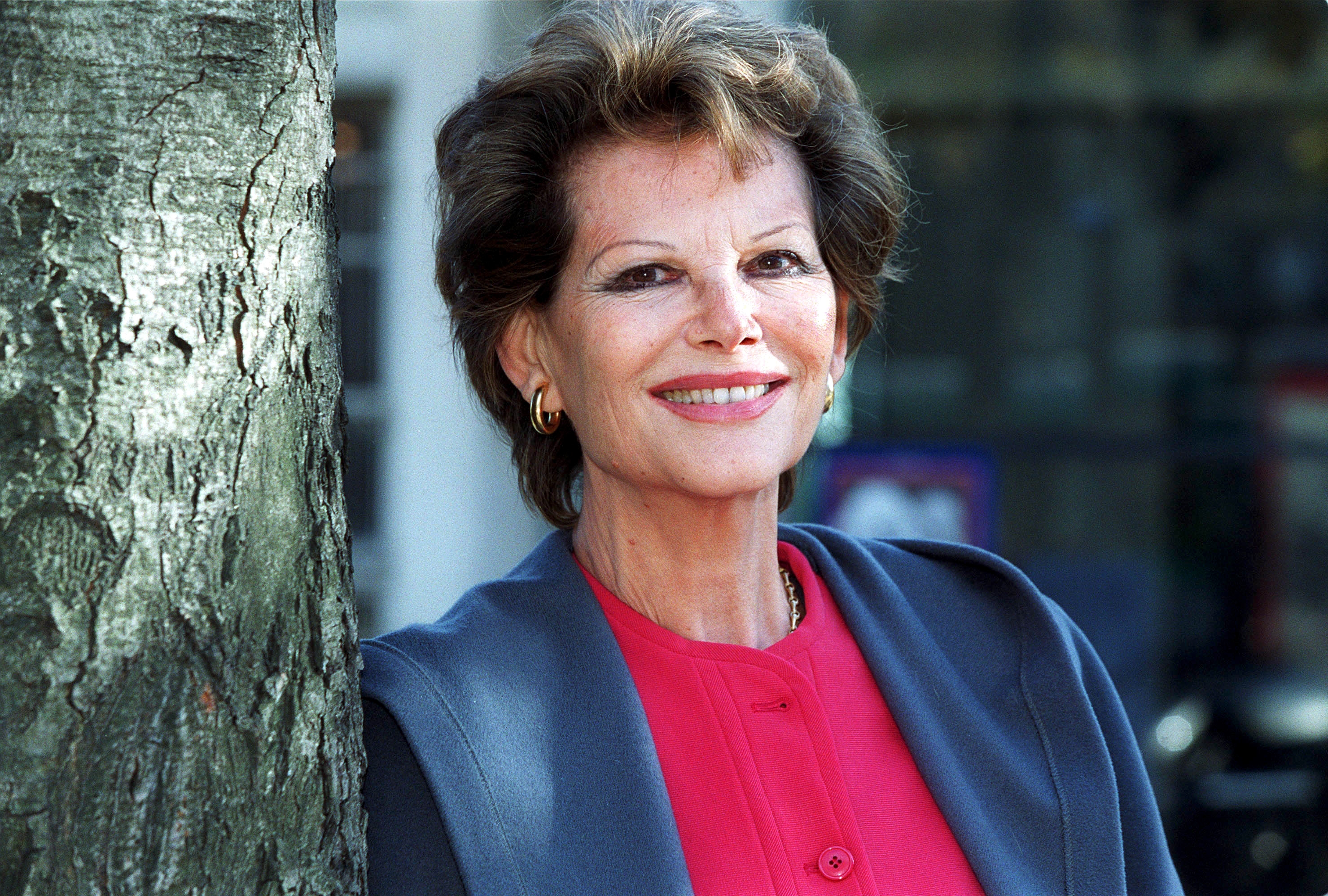 Claudia Cardinale am Set von "La Venexiana", 1999 | Quelle: Getty Images